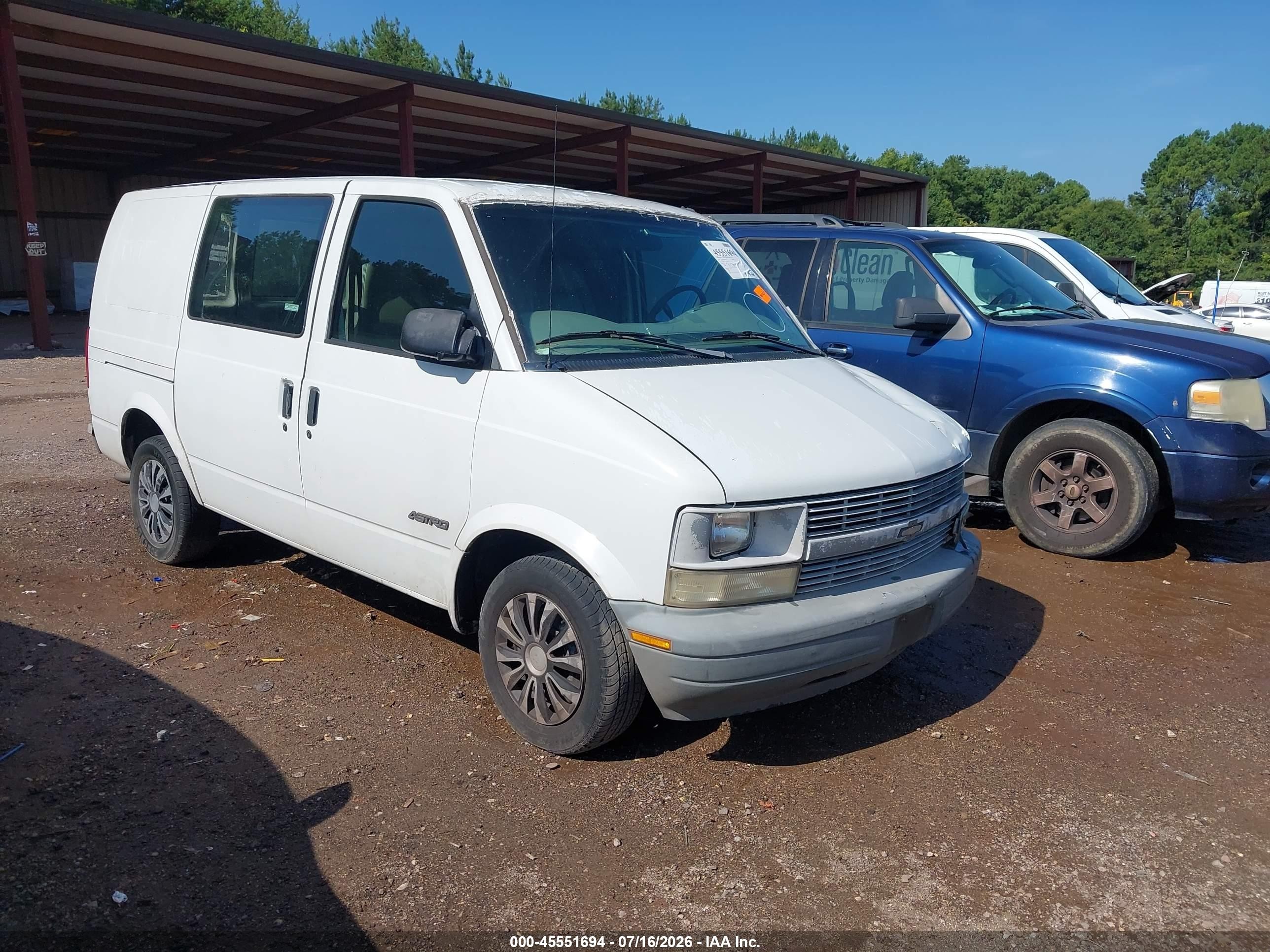 2000 Chevrolet Astro   White vin: 1GCDM19W8YB170609