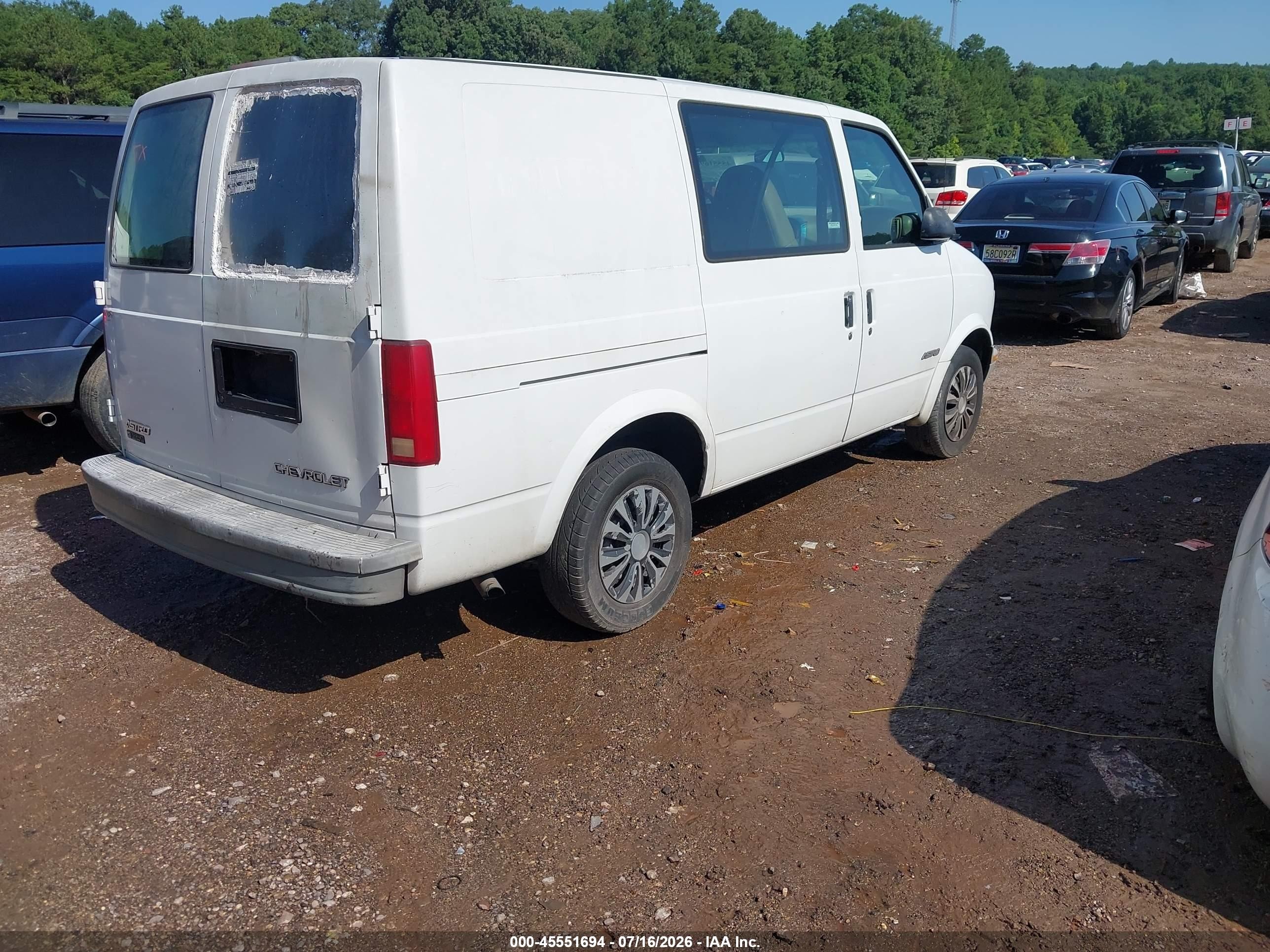 2000 Chevrolet Astro   White vin: 1GCDM19W8YB170609
