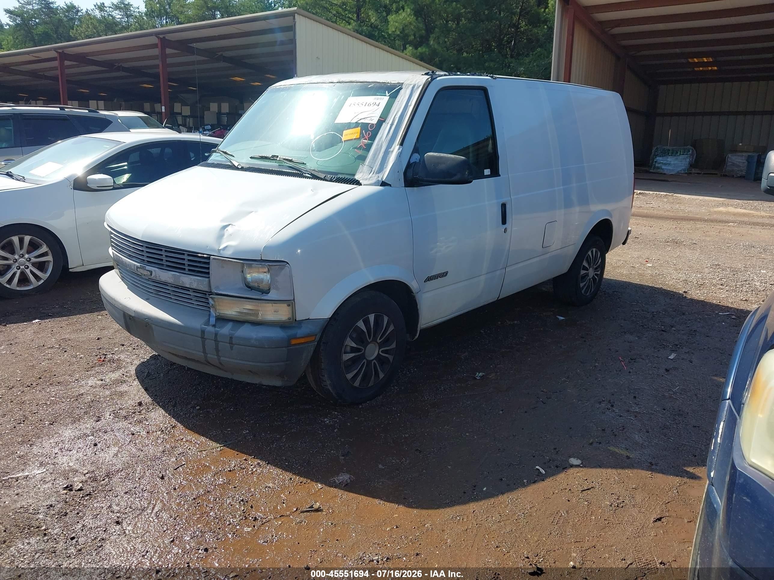 2000 Chevrolet Astro   White vin: 1GCDM19W8YB170609