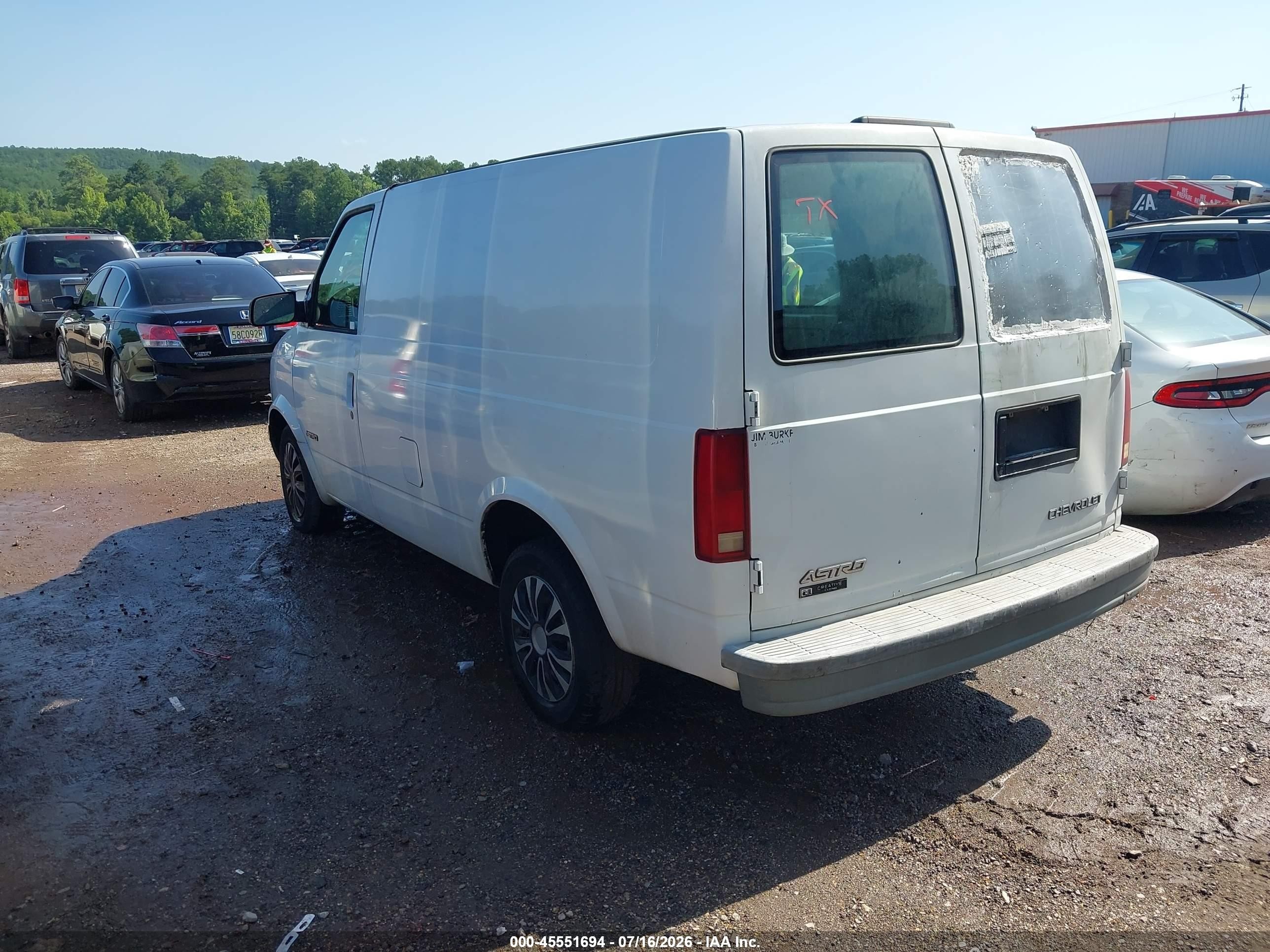 2000 Chevrolet Astro   White vin: 1GCDM19W8YB170609