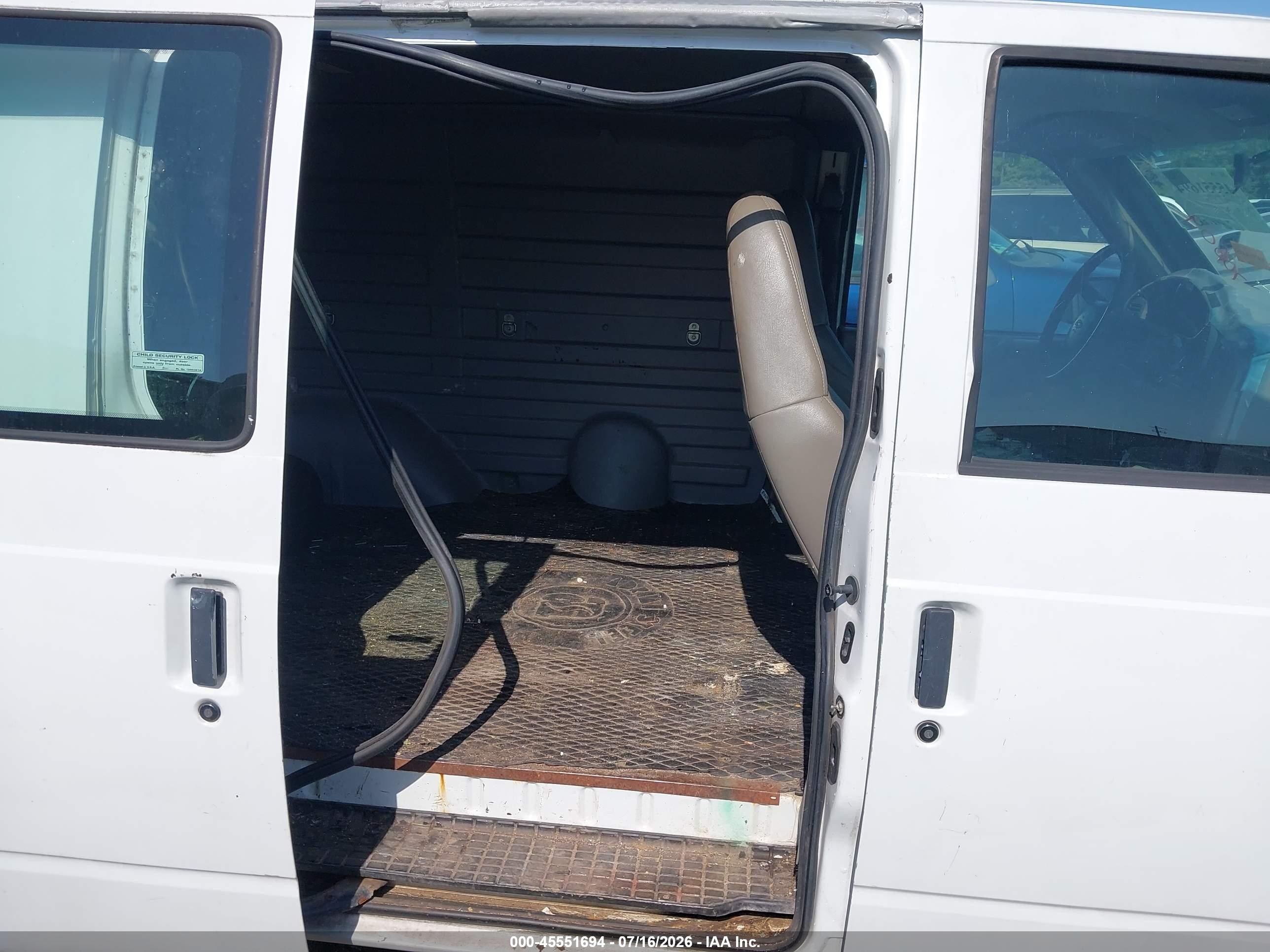 2000 Chevrolet Astro   White vin: 1GCDM19W8YB170609