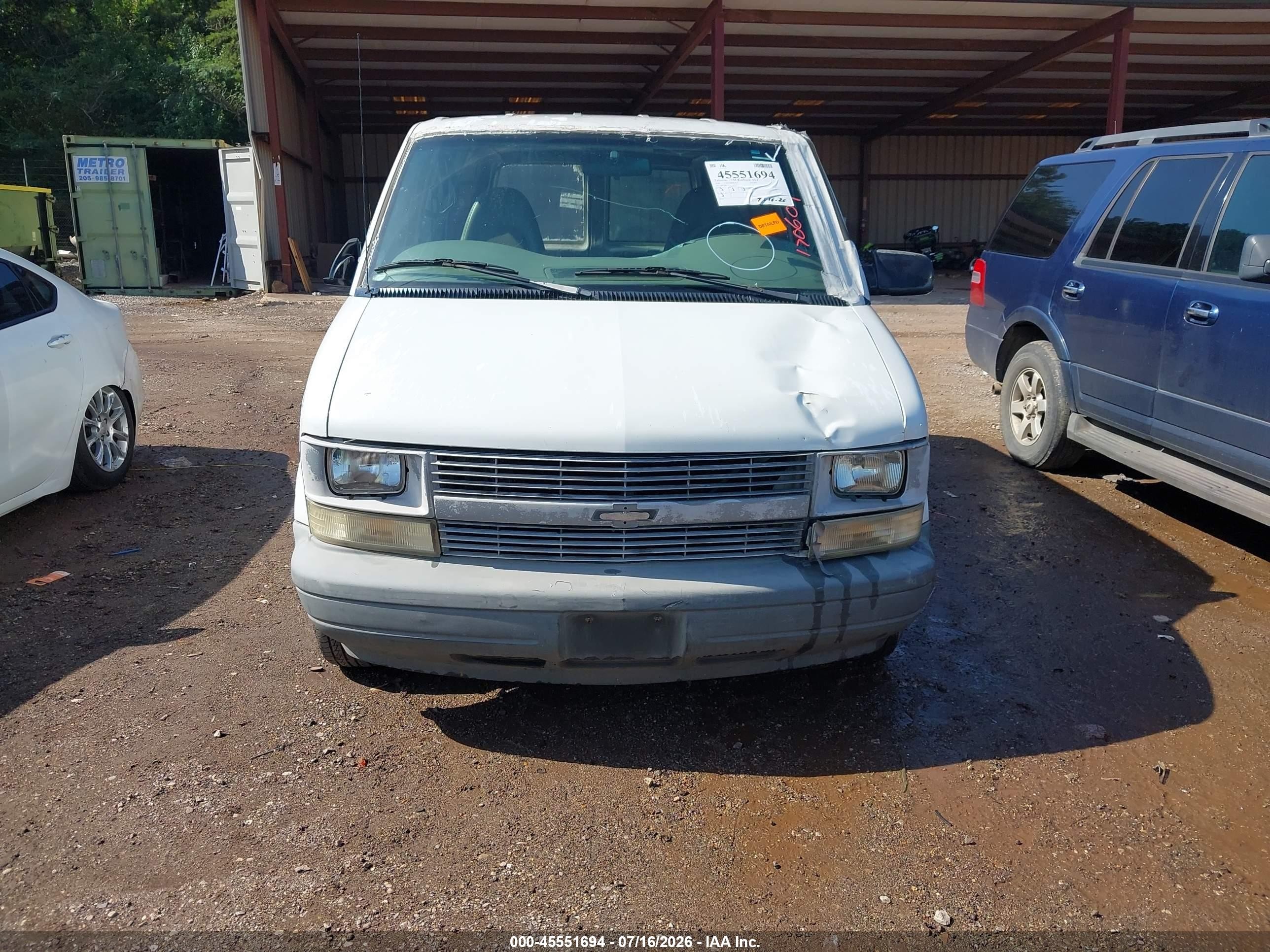 2000 Chevrolet Astro   White vin: 1GCDM19W8YB170609