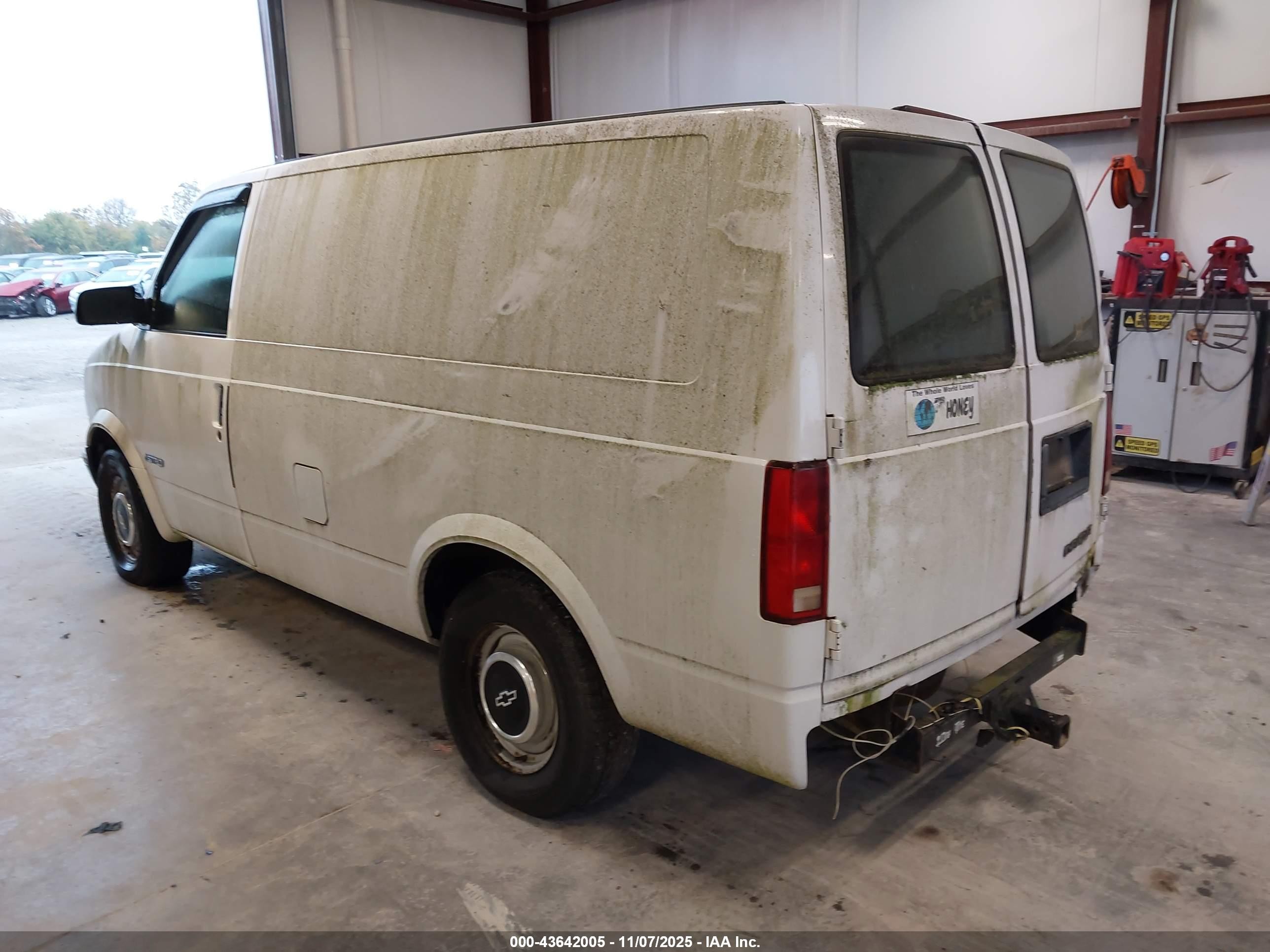 1997 Chevrolet Astro   White vin: 1GCDM19W9VB190749