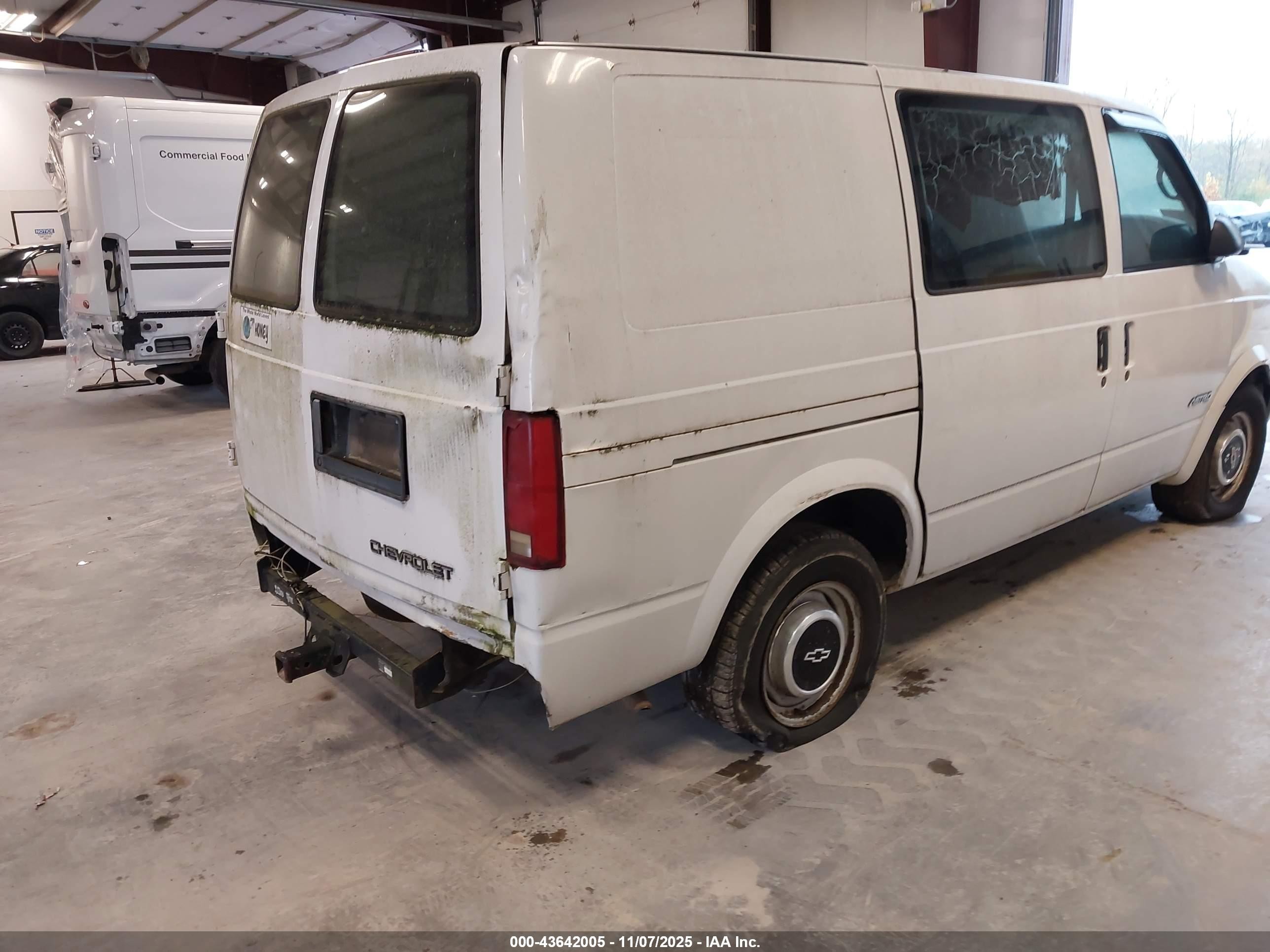1997 Chevrolet Astro   White vin: 1GCDM19W9VB190749