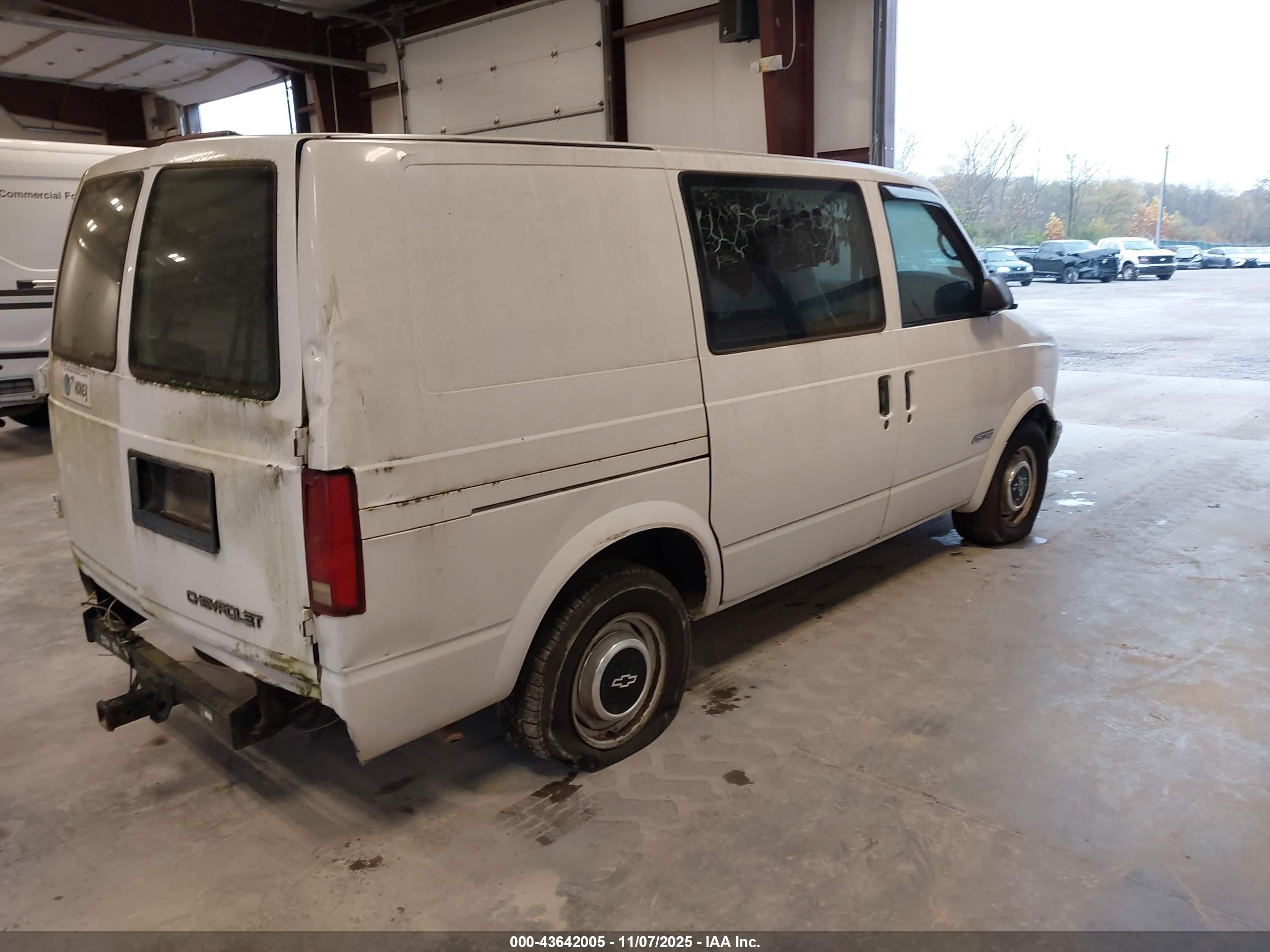 1997 Chevrolet Astro   White vin: 1GCDM19W9VB190749