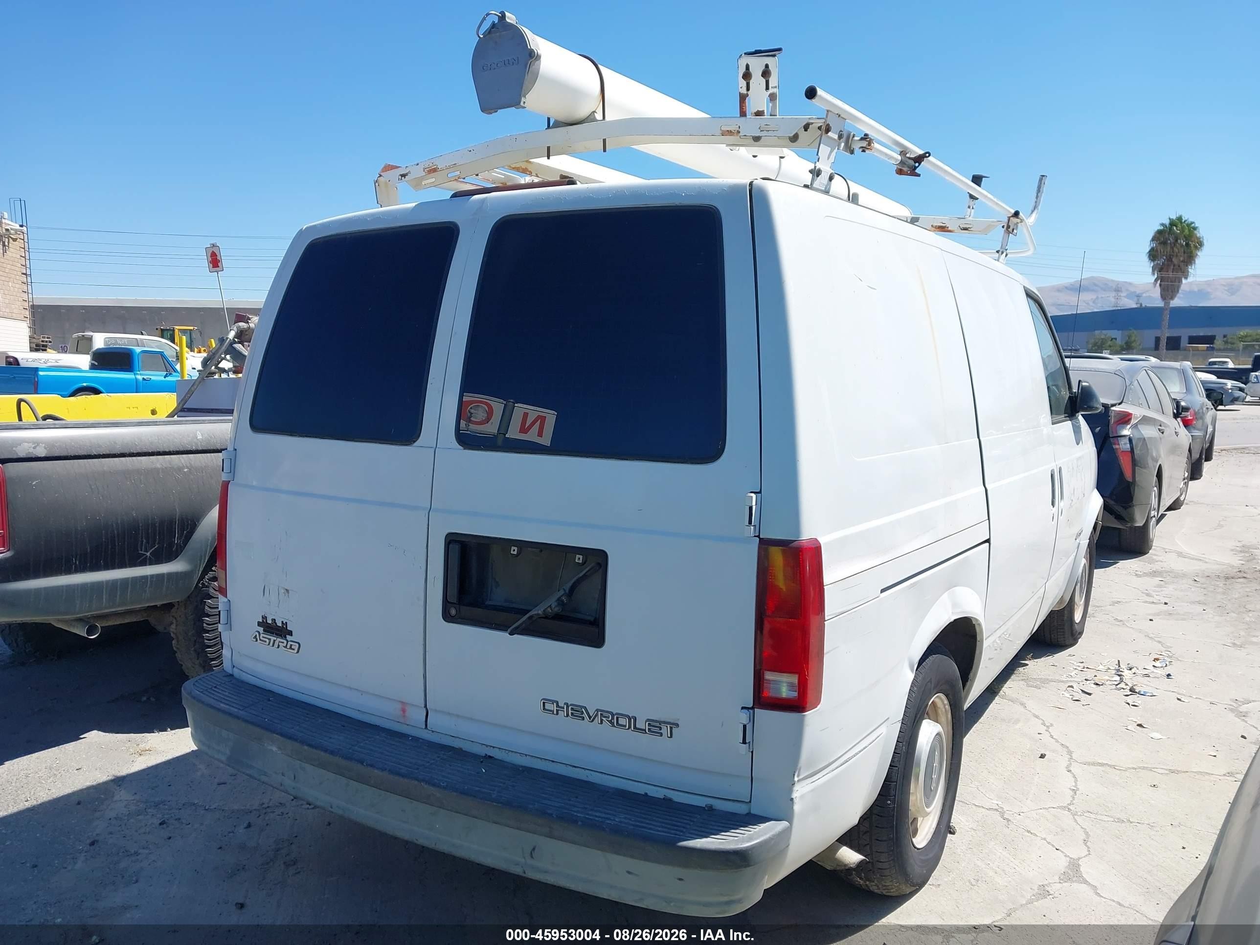 1999 Chevrolet Astro   Белый vin: 1GCDM19W9XB130201