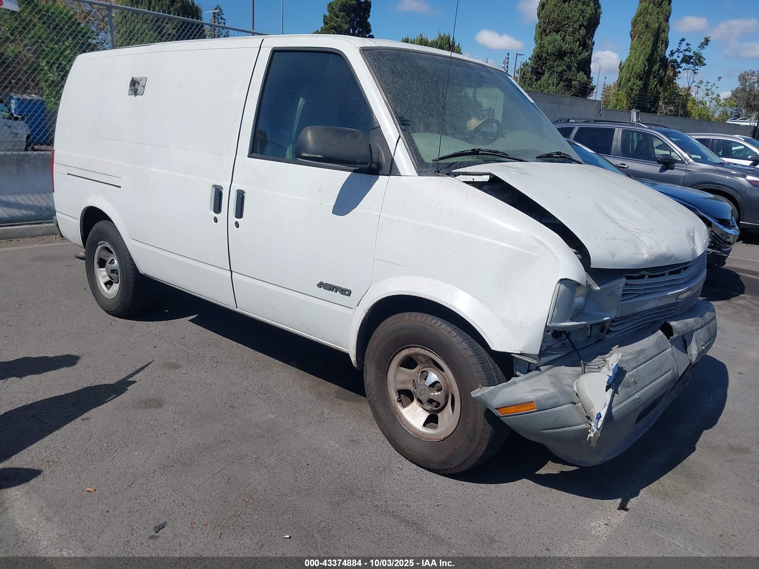 2001 Chevrolet Astro   Белый vin: 1GCDM19WX1B118016