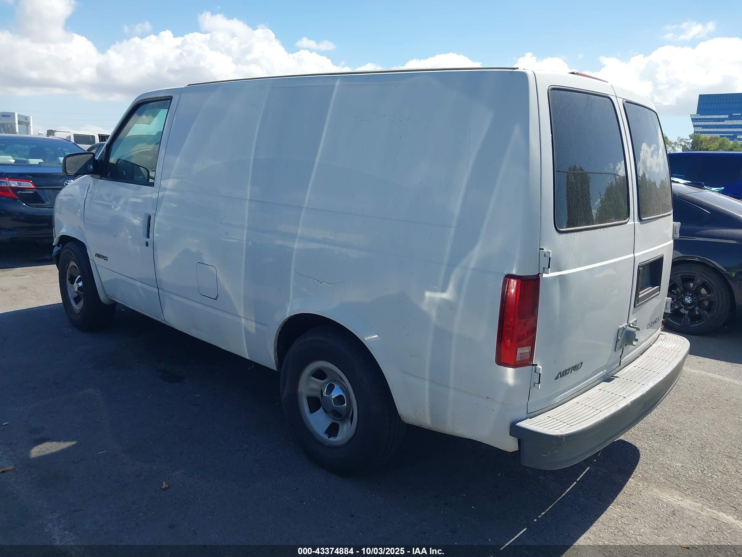 2001 Chevrolet Astro   White vin: 1GCDM19WX1B118016