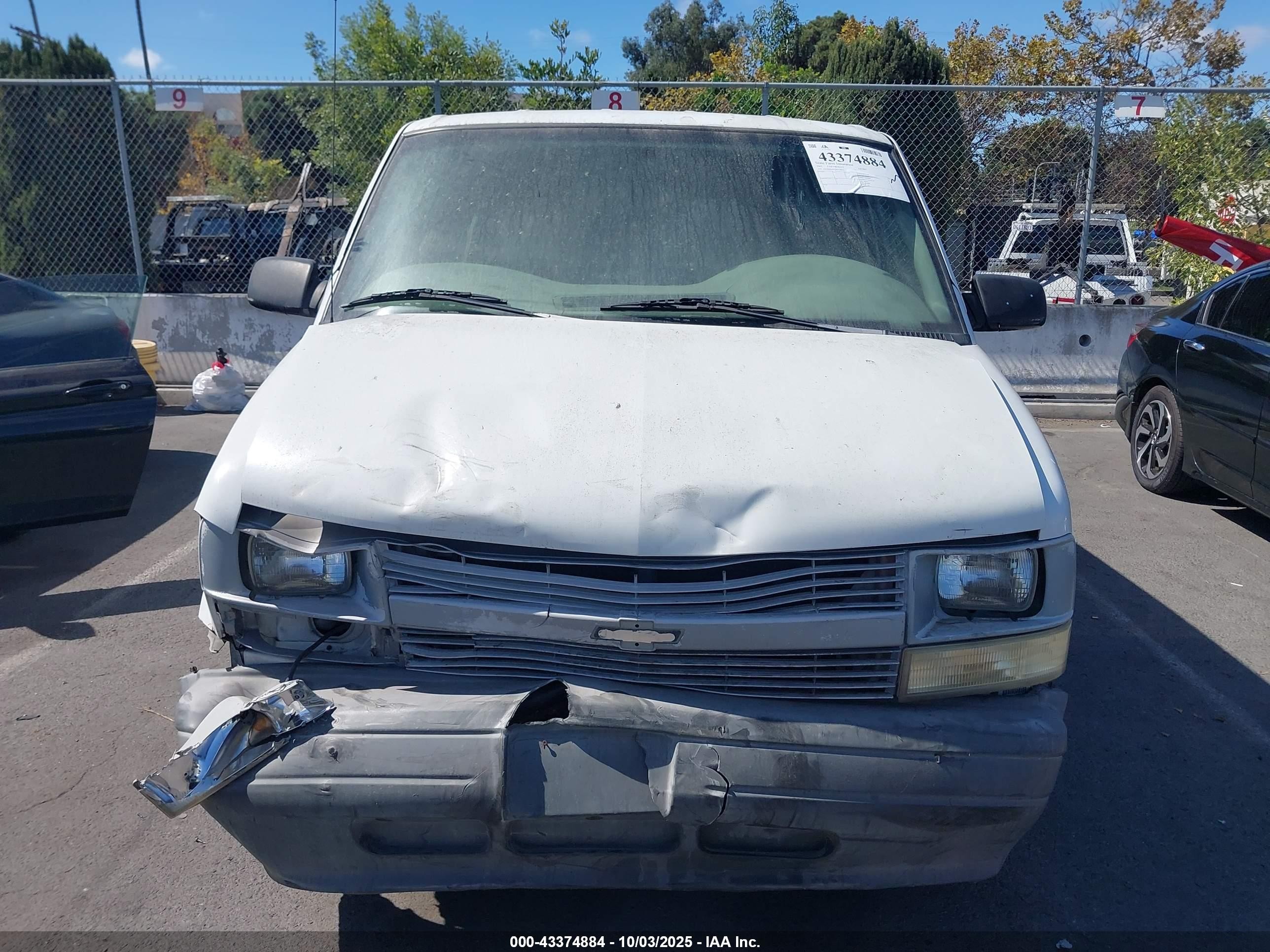 2001 Chevrolet Astro   White vin: 1GCDM19WX1B118016