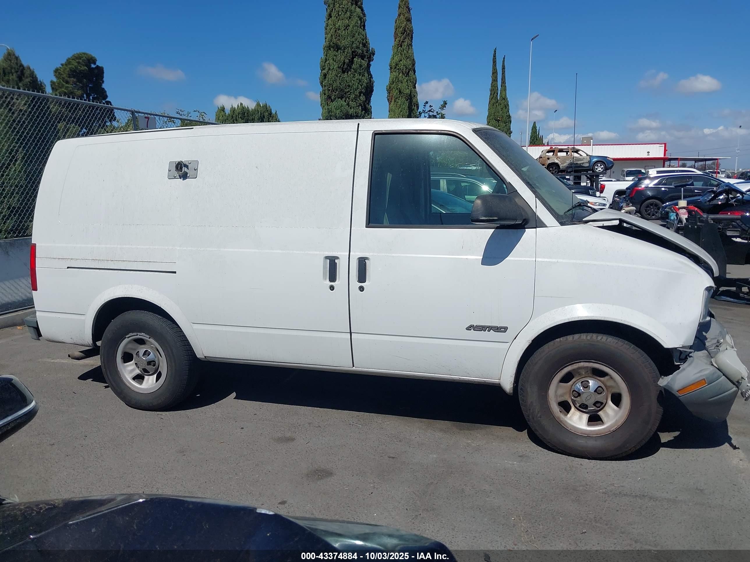 2001 Chevrolet Astro   White vin: 1GCDM19WX1B118016