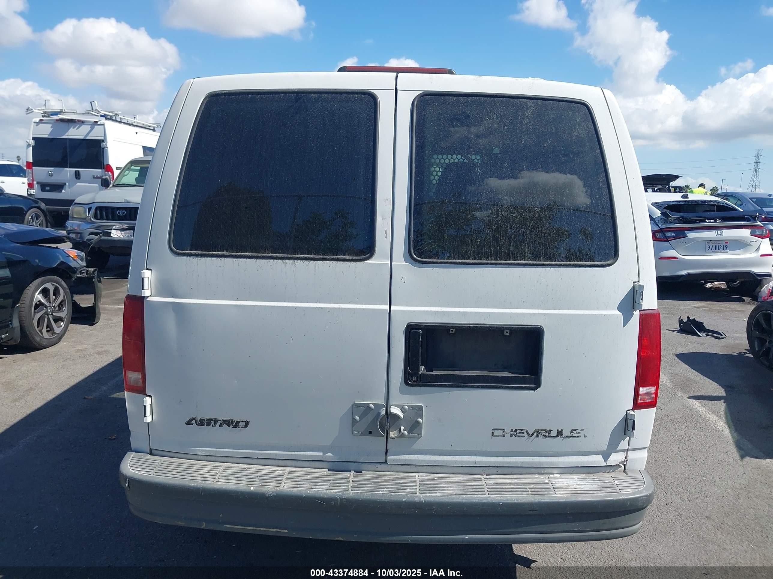 2001 Chevrolet Astro   White vin: 1GCDM19WX1B118016