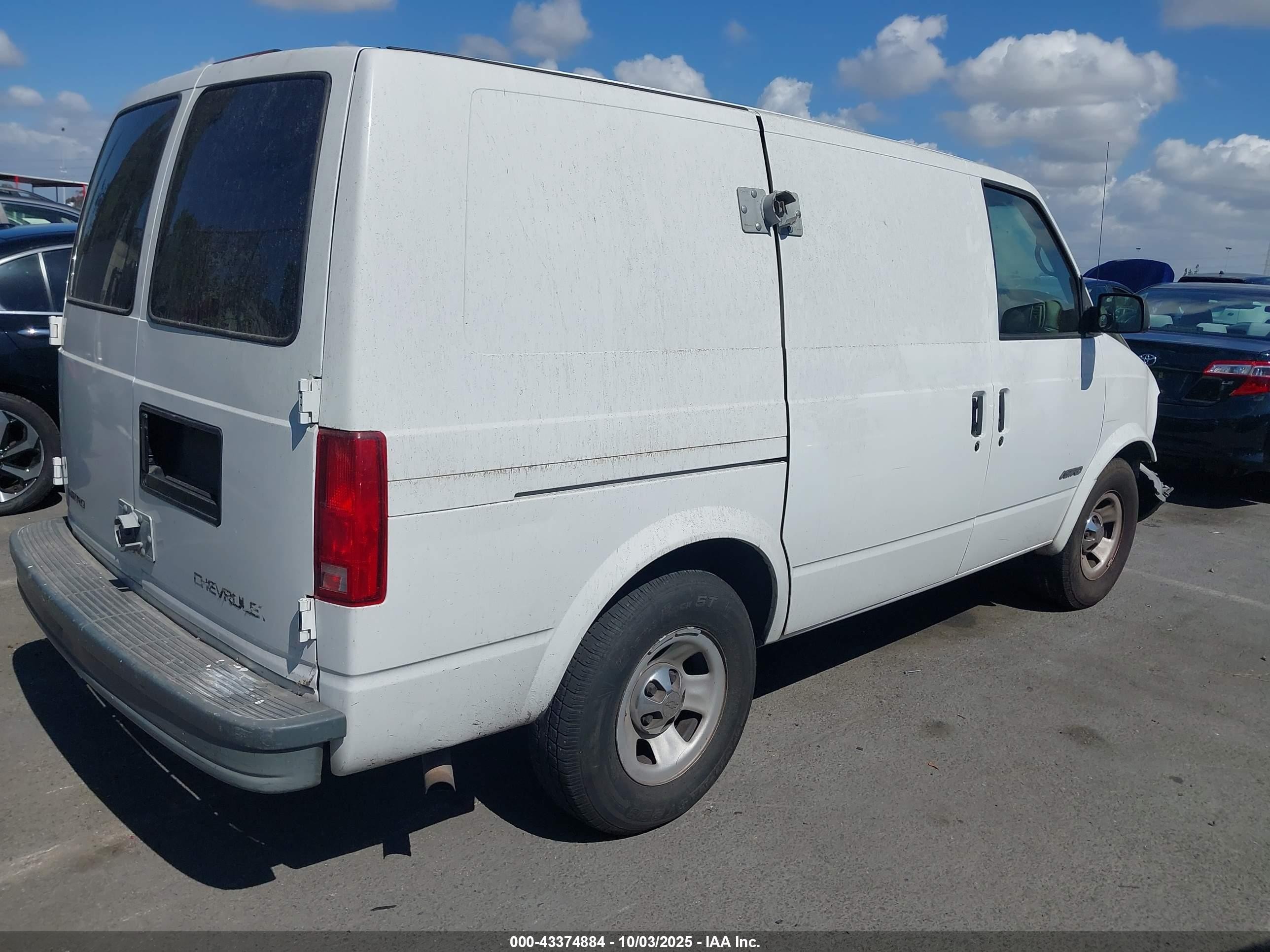 2001 Chevrolet Astro   White vin: 1GCDM19WX1B118016