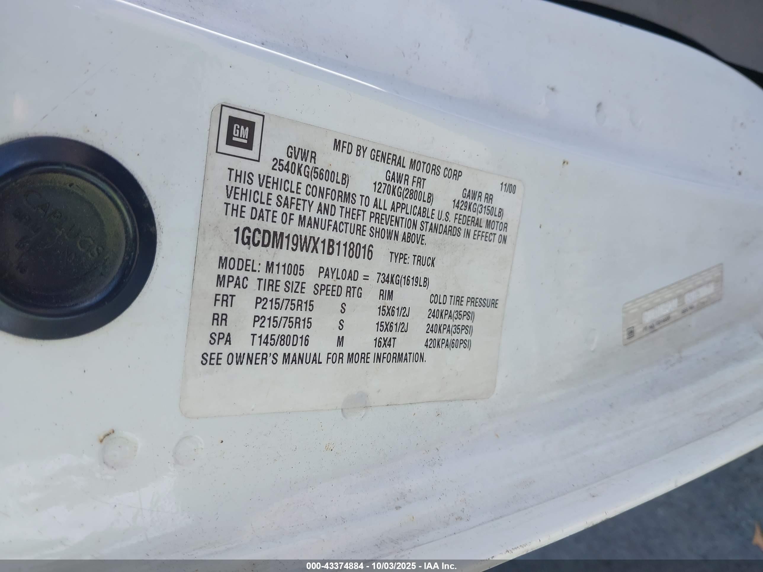 2001 Chevrolet Astro   White vin: 1GCDM19WX1B118016