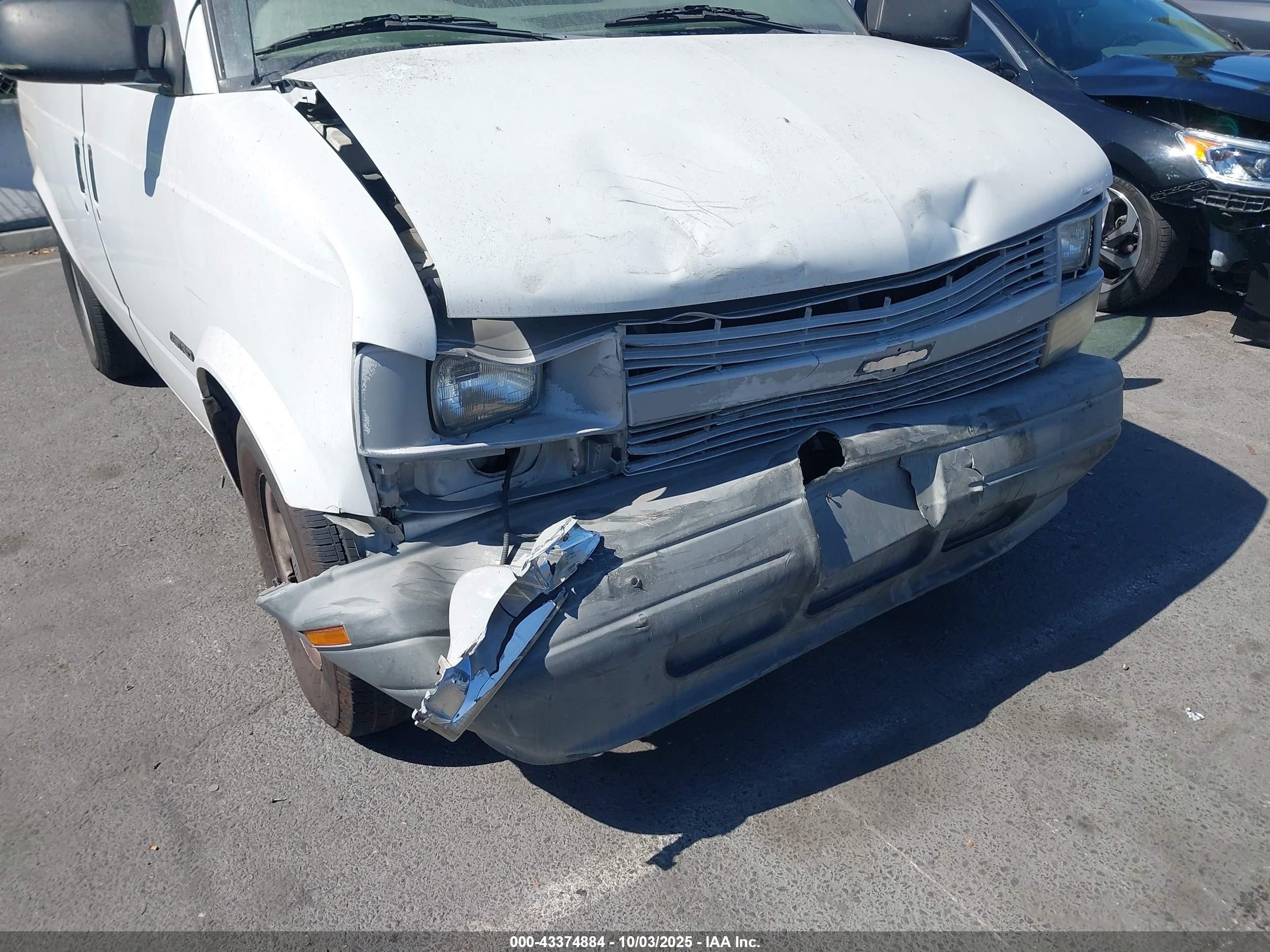 2001 Chevrolet Astro   White vin: 1GCDM19WX1B118016