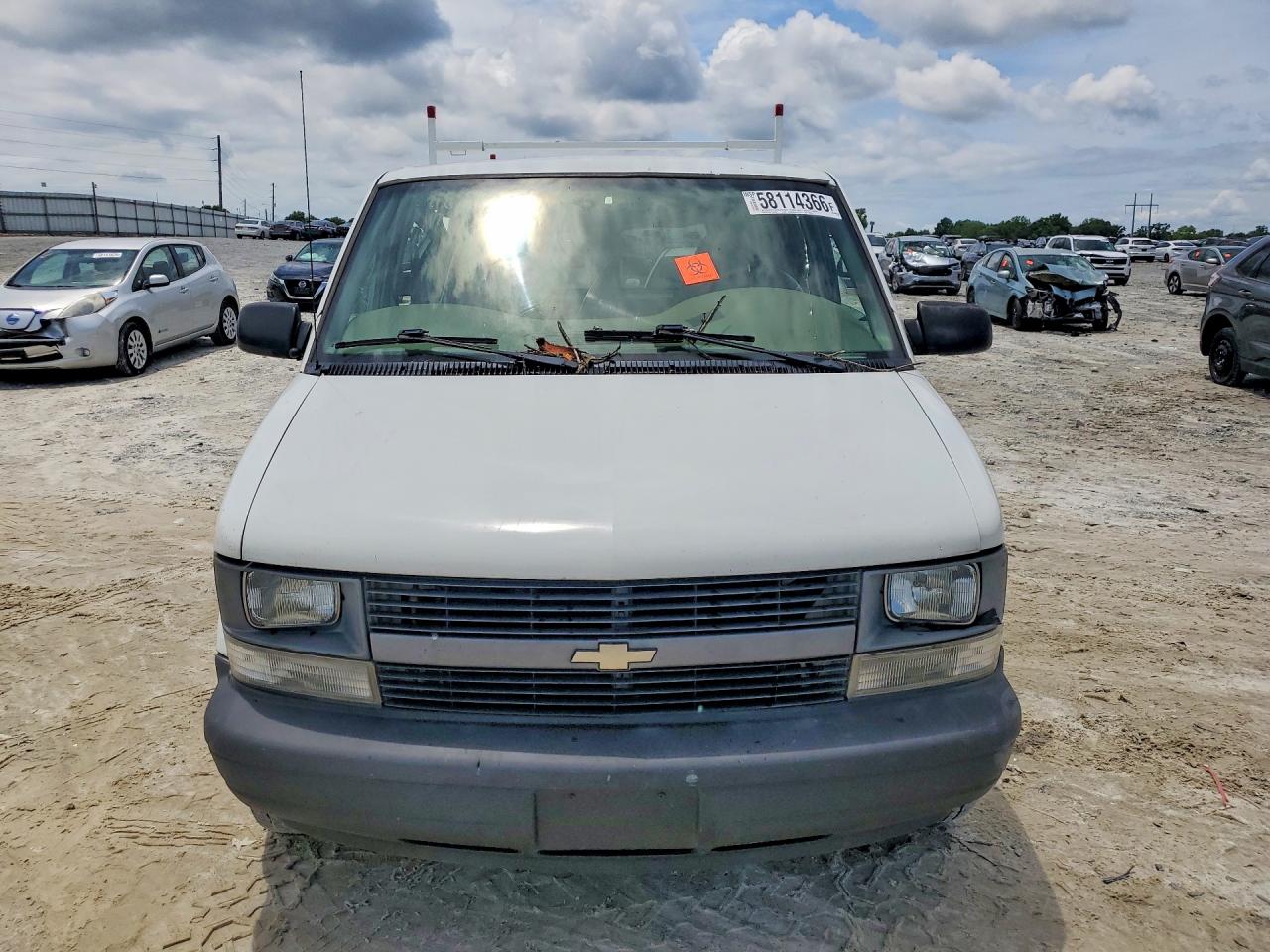 2001 Chevrolet Astro White vin: 1GCDM19WX1B135849