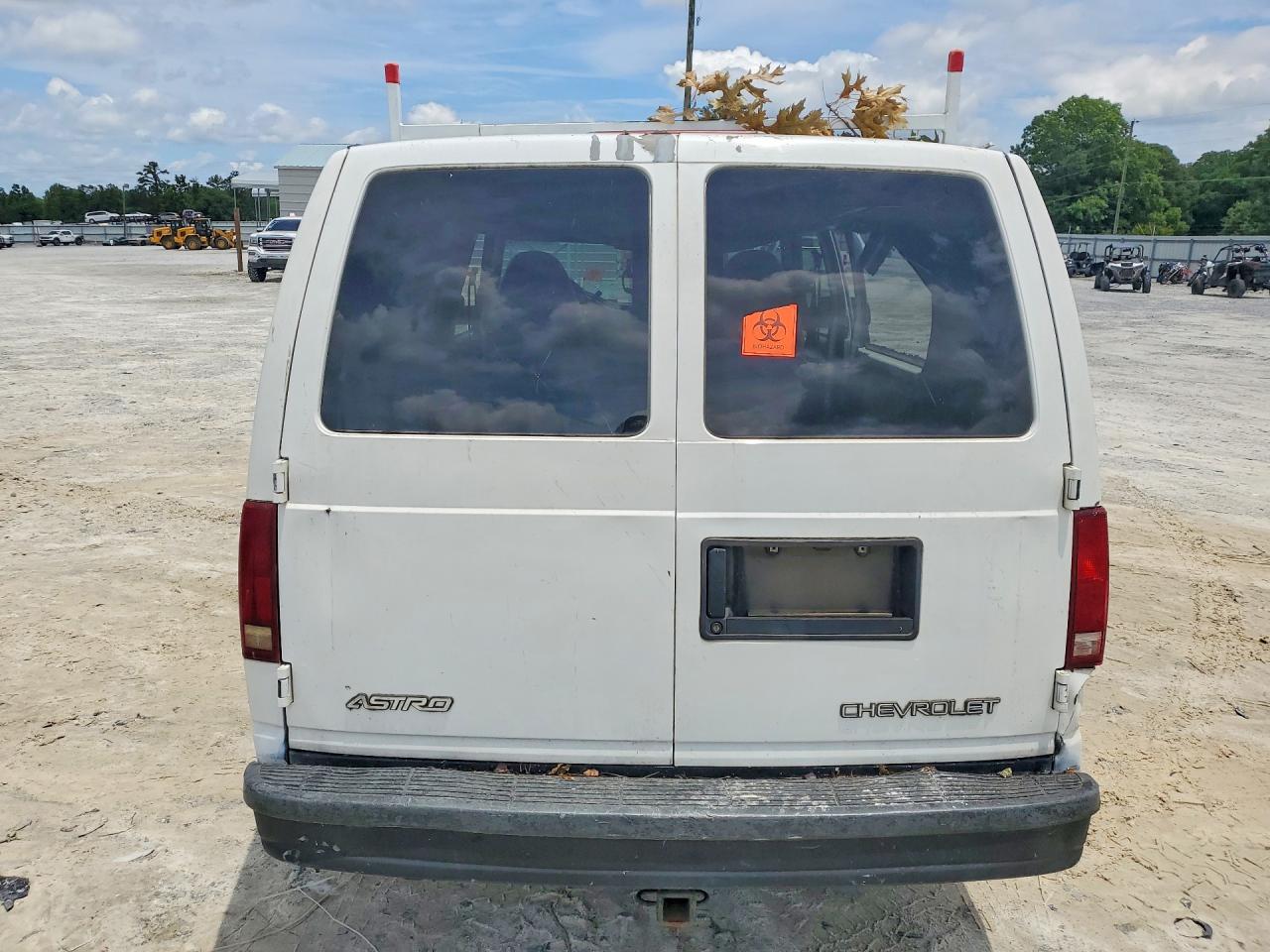 2001 Chevrolet Astro White vin: 1GCDM19WX1B135849