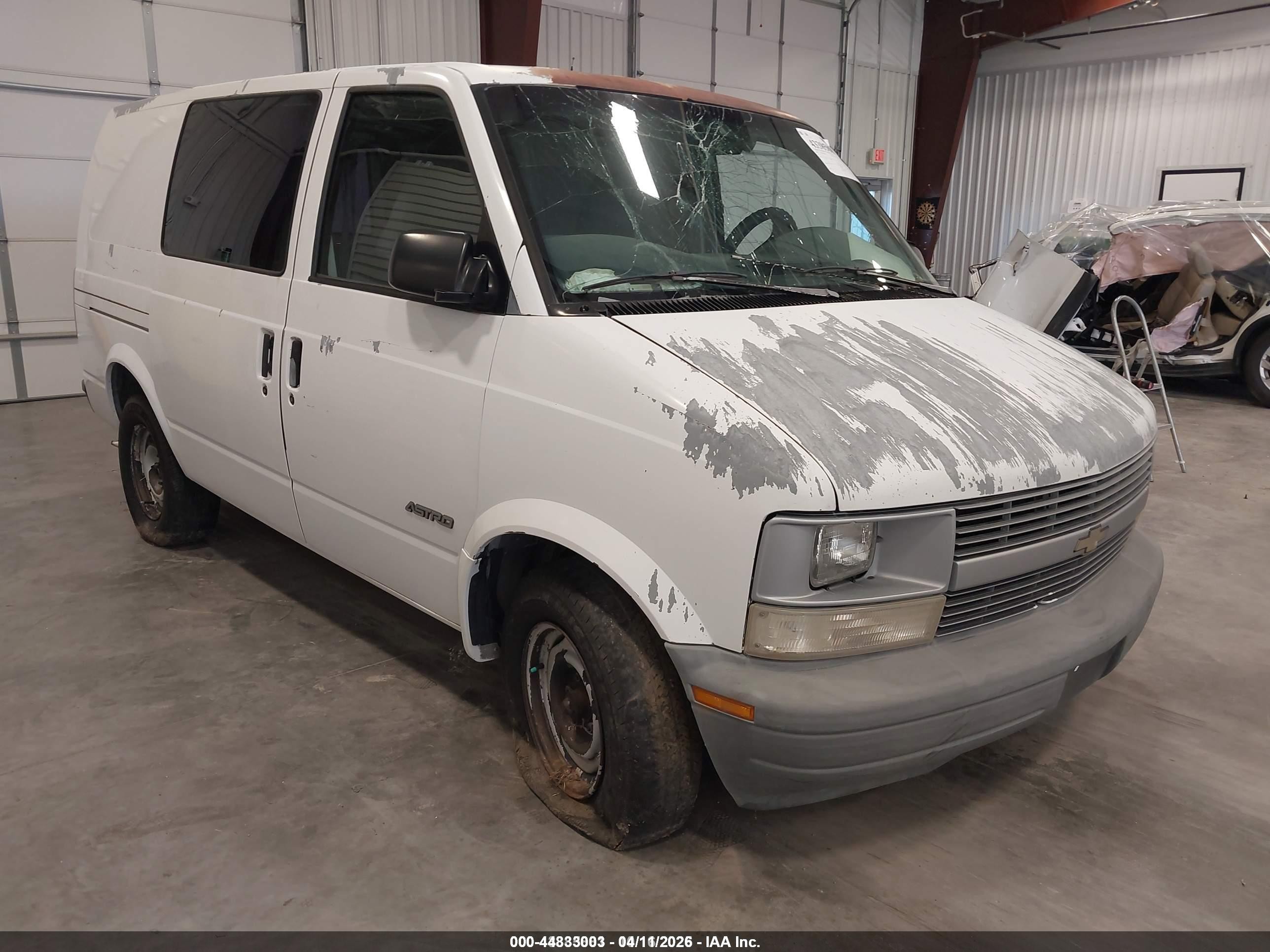 1996 Chevrolet Astro   White vin: 1GCDM19WXTB113787