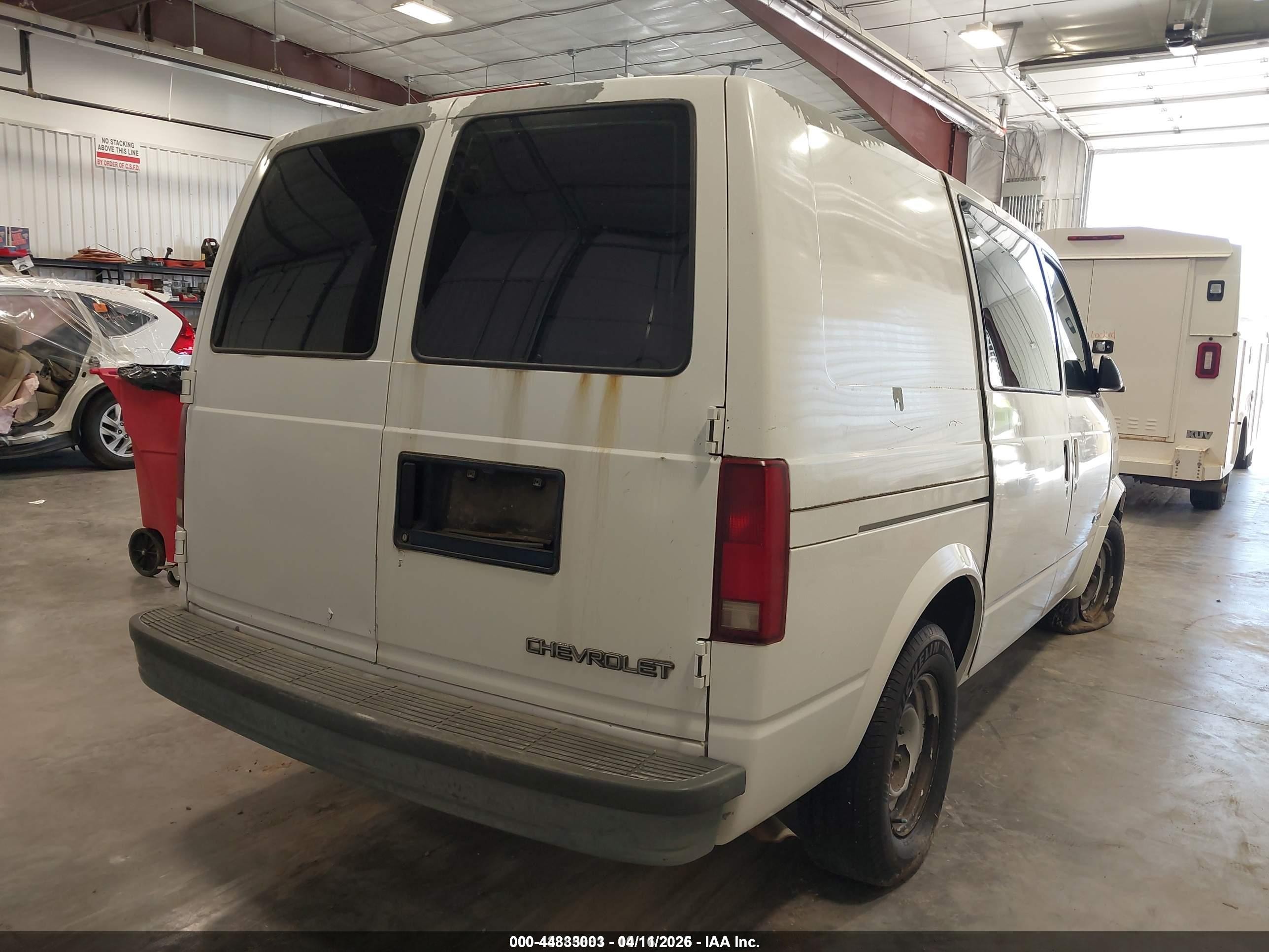1996 Chevrolet Astro   White vin: 1GCDM19WXTB113787