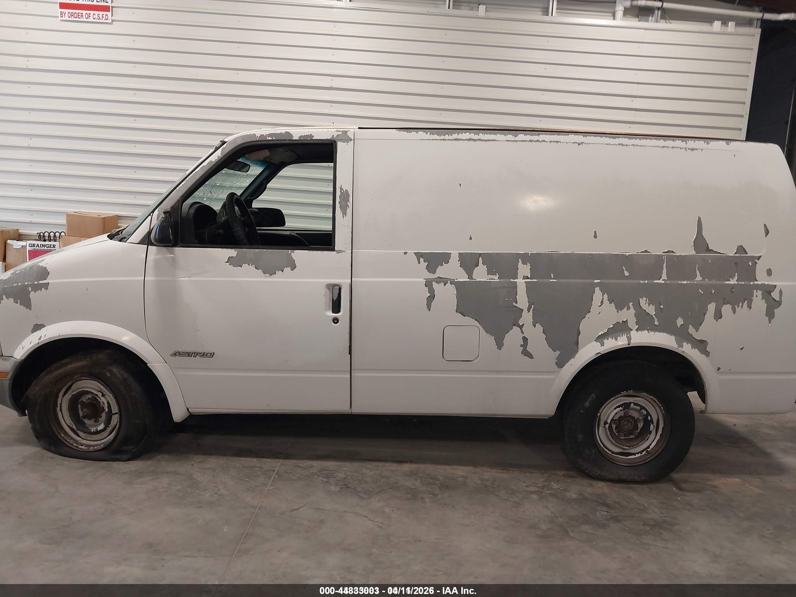 1996 Chevrolet Astro   White vin: 1GCDM19WXTB113787