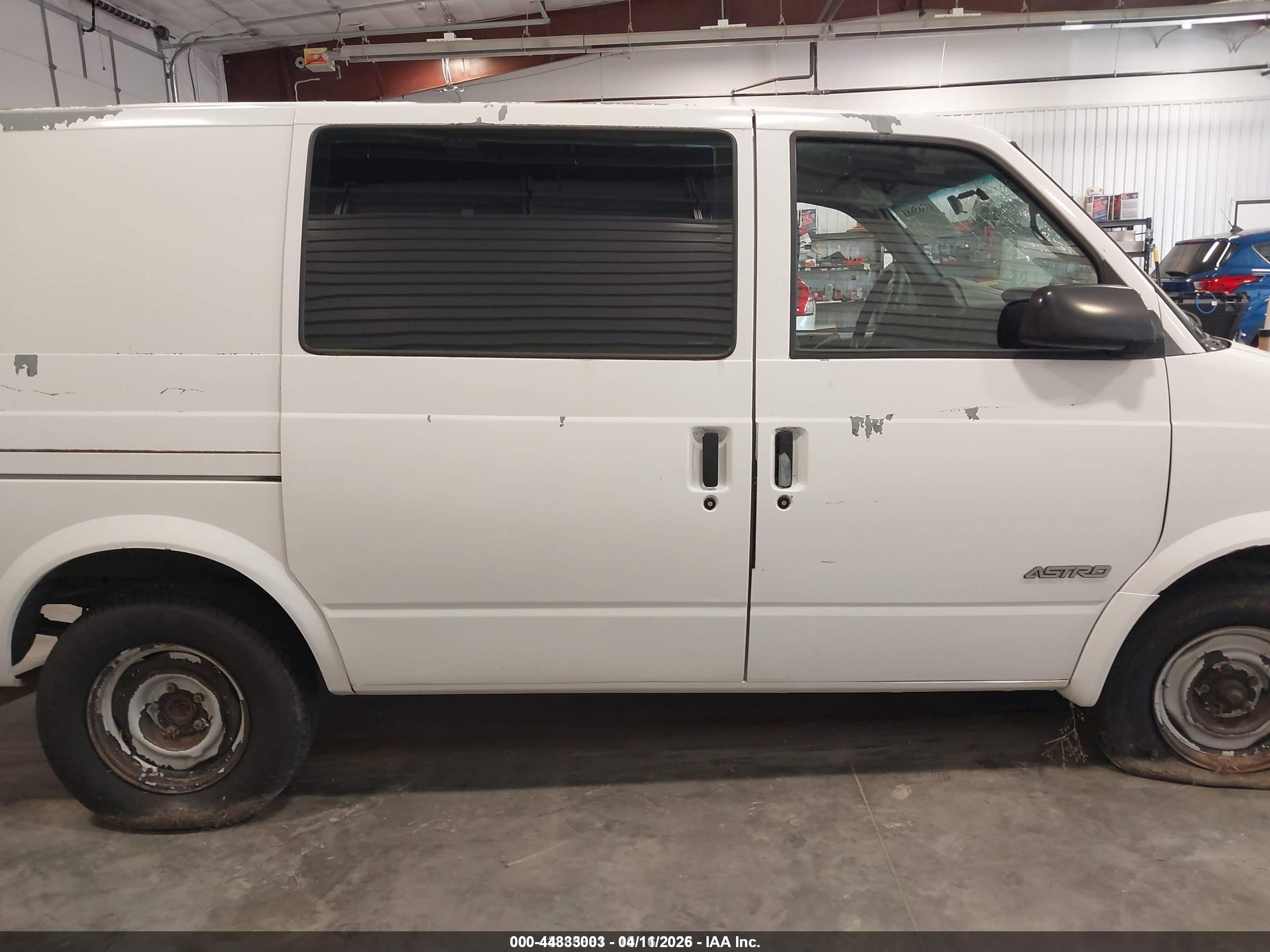 1996 Chevrolet Astro   White vin: 1GCDM19WXTB113787