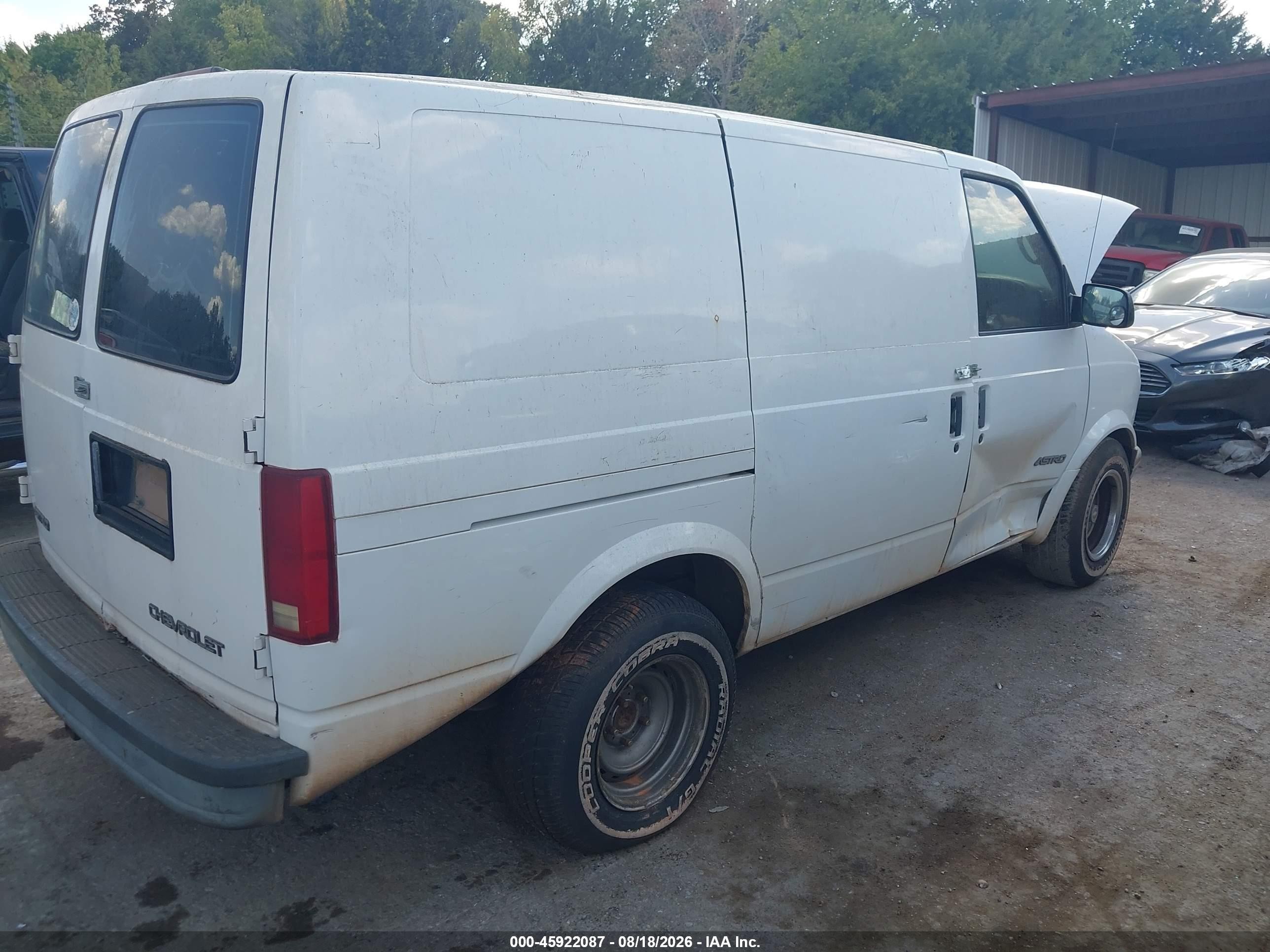 1999 Chevrolet Astro White vin: 1GCDM19WXXB164955