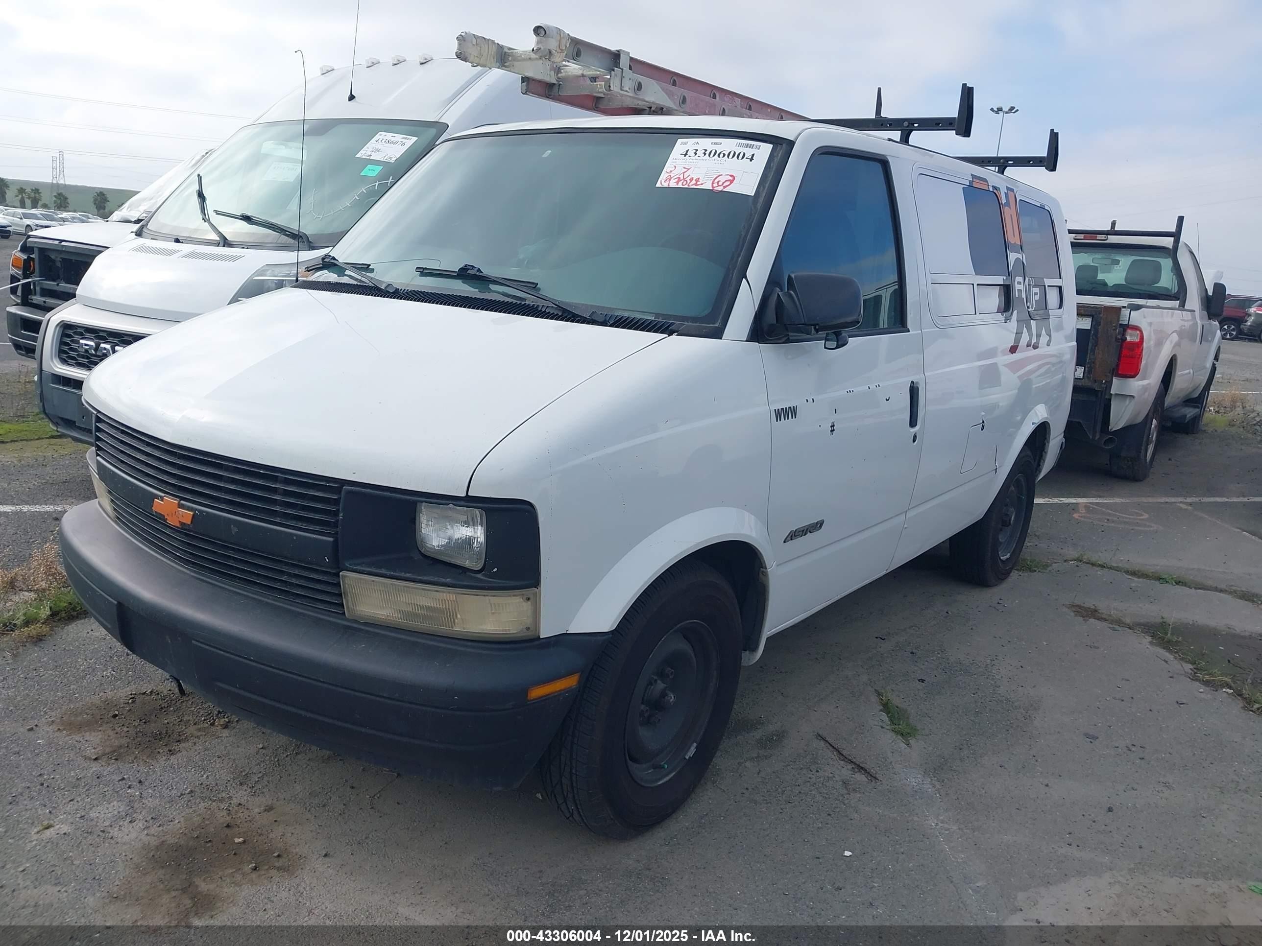 2000 Chevrolet Astro   White vin: 1GCDM19WXYB217350