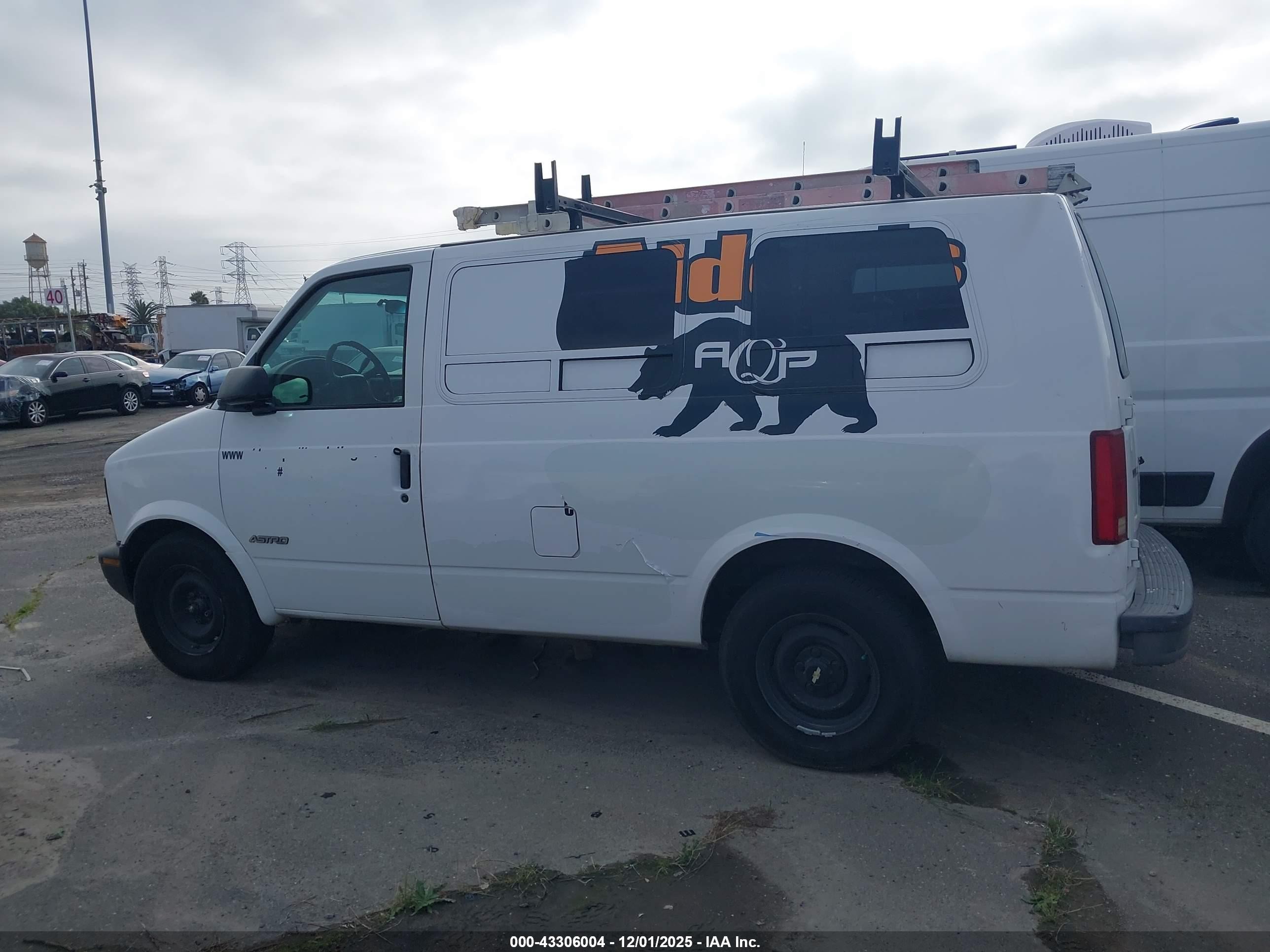 2000 Chevrolet Astro   White vin: 1GCDM19WXYB217350