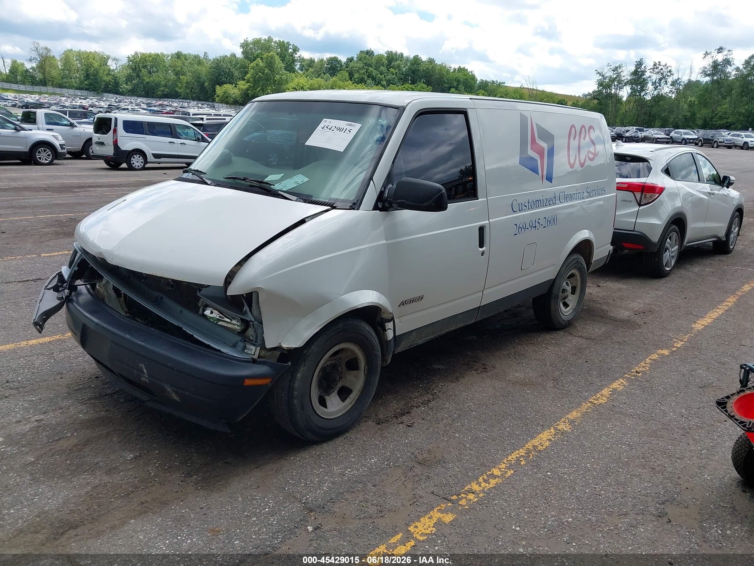 2002 Chevrolet Astro   White vin: 1GCDM19X02B101901