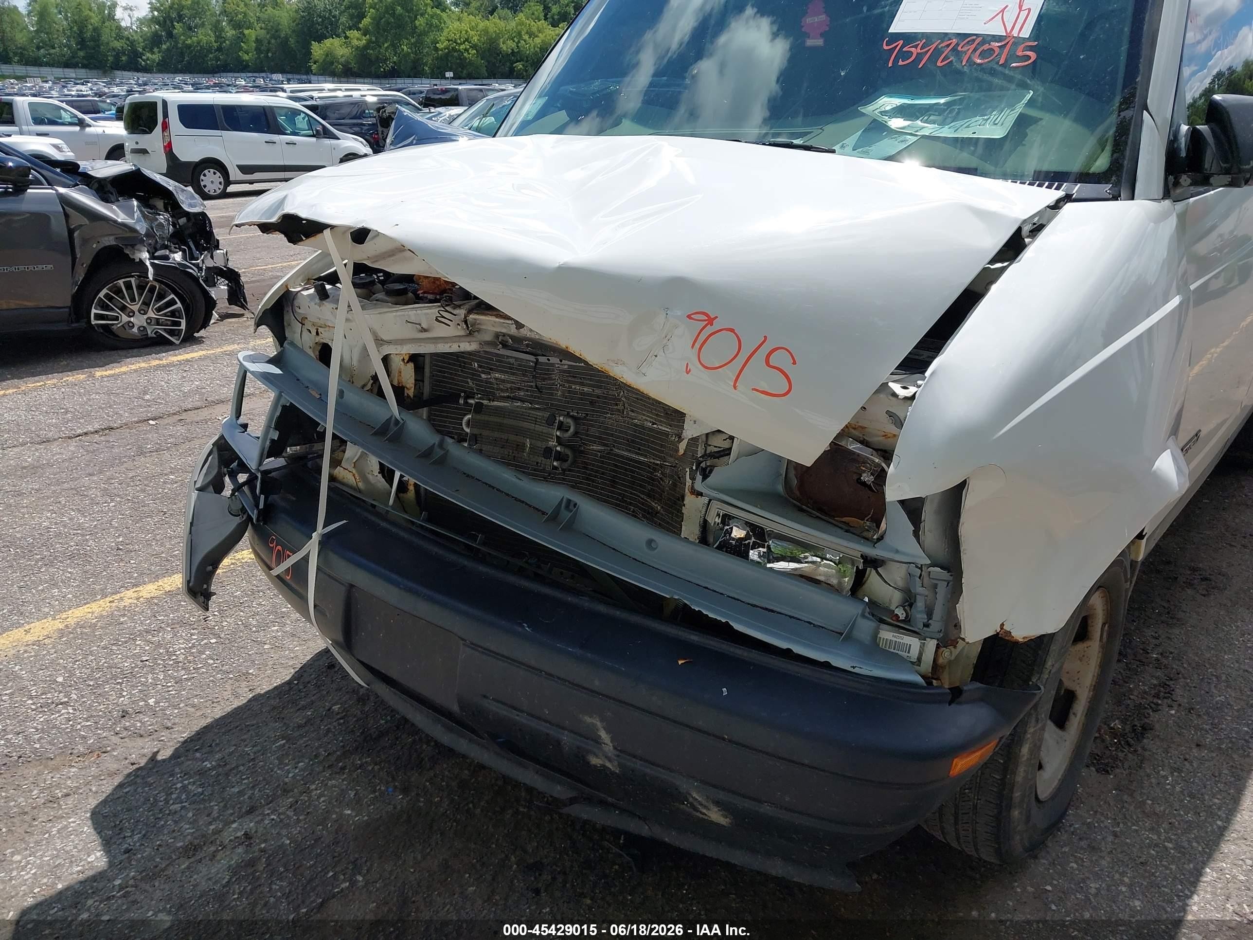 2002 Chevrolet Astro   White vin: 1GCDM19X02B101901