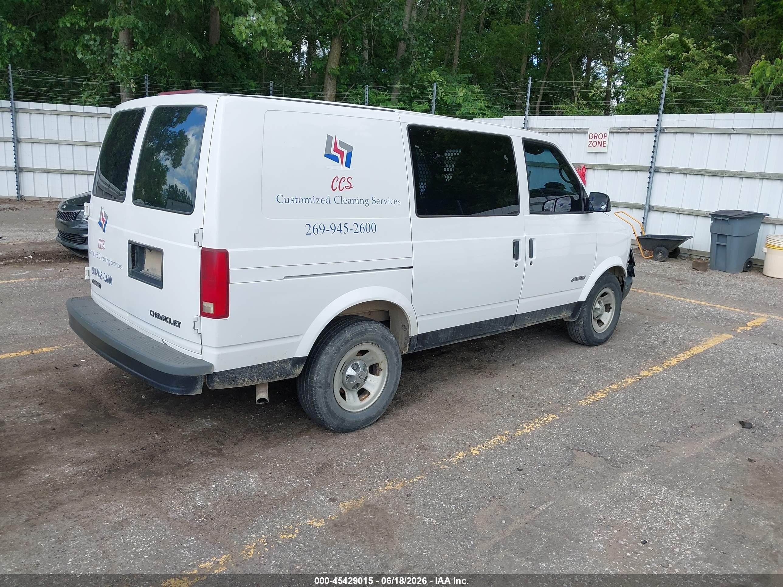 2002 Chevrolet Astro   White vin: 1GCDM19X02B101901