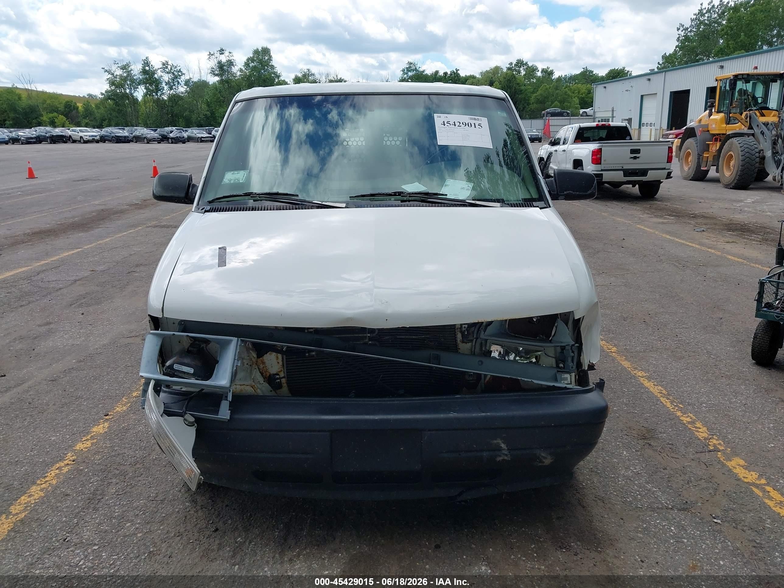 2002 Chevrolet Astro   White vin: 1GCDM19X02B101901