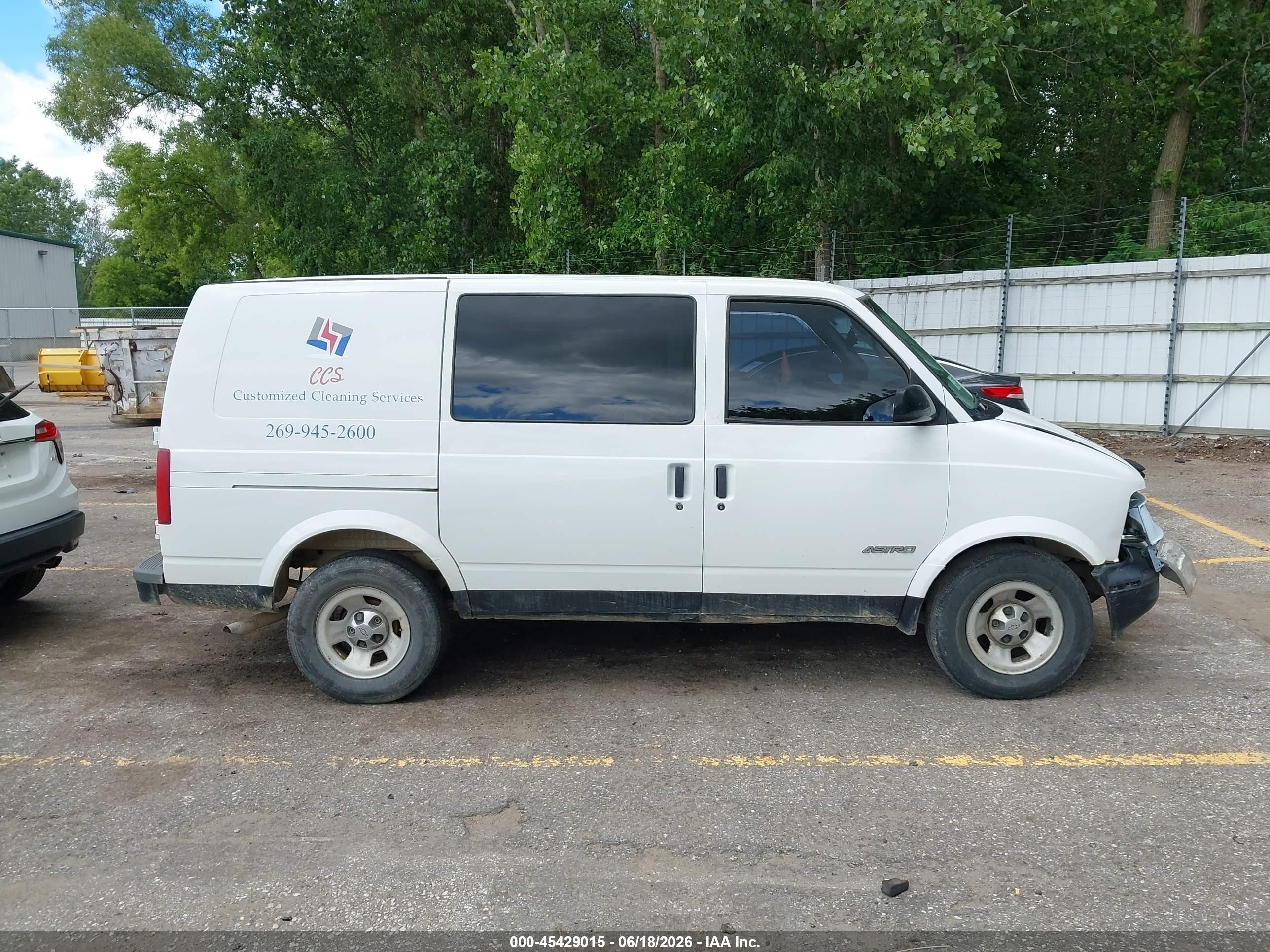 2002 Chevrolet Astro   White vin: 1GCDM19X02B101901