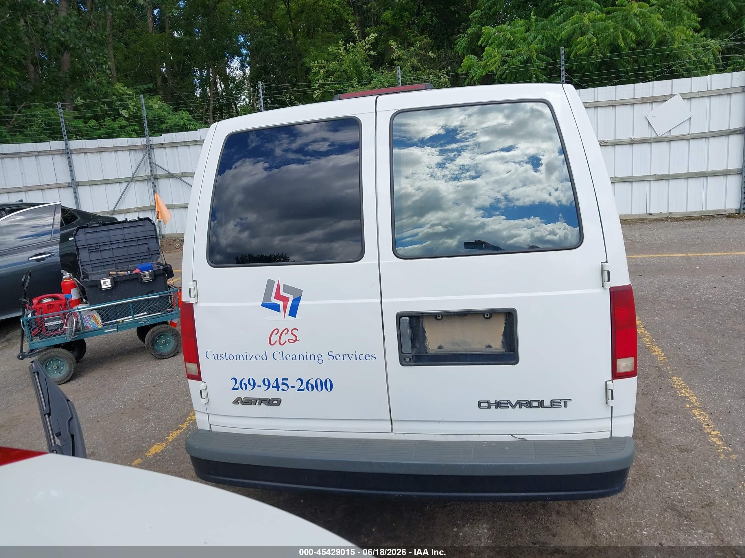 2002 Chevrolet Astro   White vin: 1GCDM19X02B101901