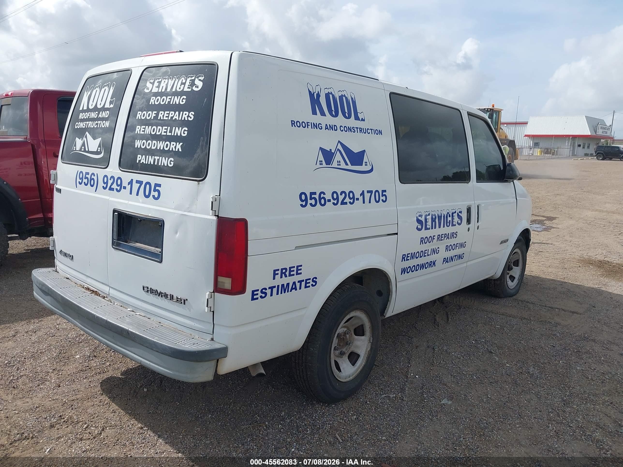 2002 Chevrolet Astro   White vin: 1GCDM19X02B111277
