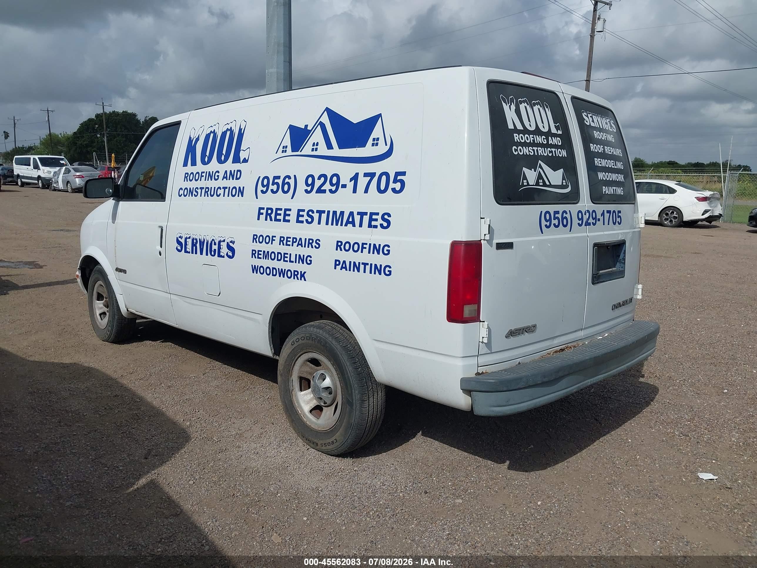 2002 Chevrolet Astro   White vin: 1GCDM19X02B111277