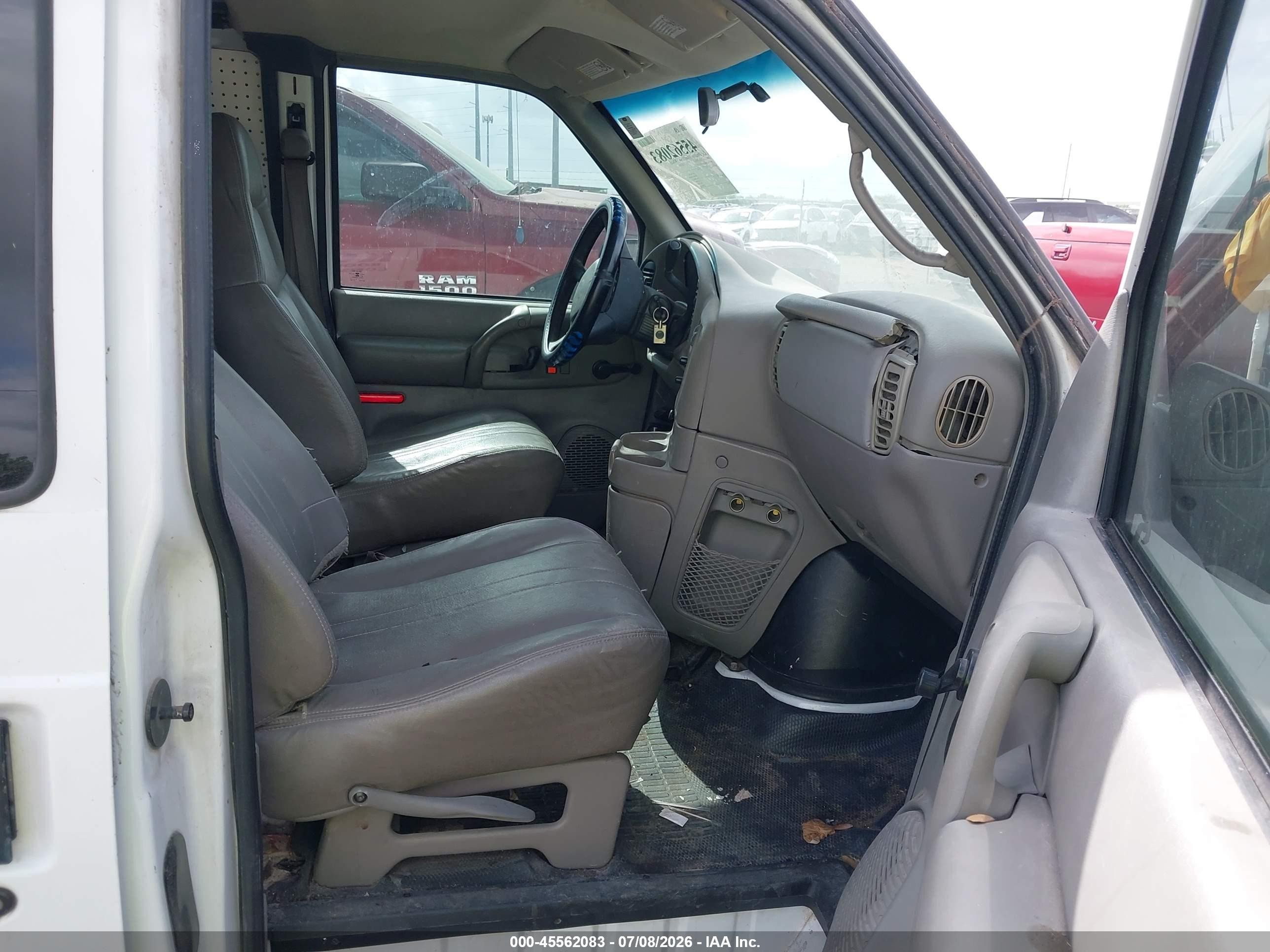2002 Chevrolet Astro   White vin: 1GCDM19X02B111277