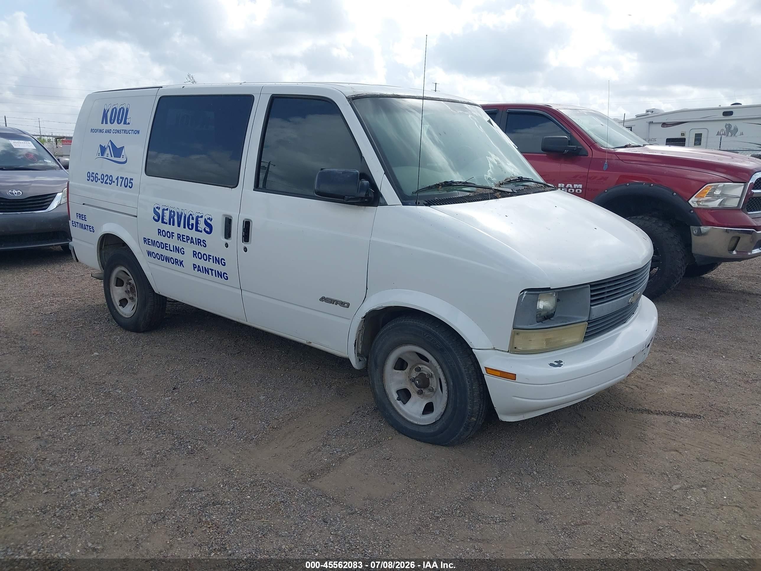 2002 Chevrolet Astro   White vin: 1GCDM19X02B111277
