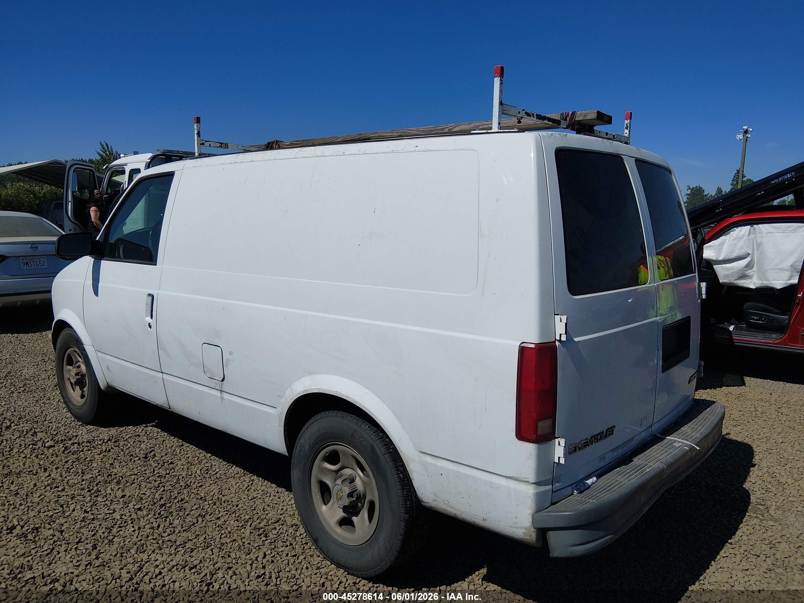 2005 Chevrolet Astro White vin: 1GCDM19X05B104429