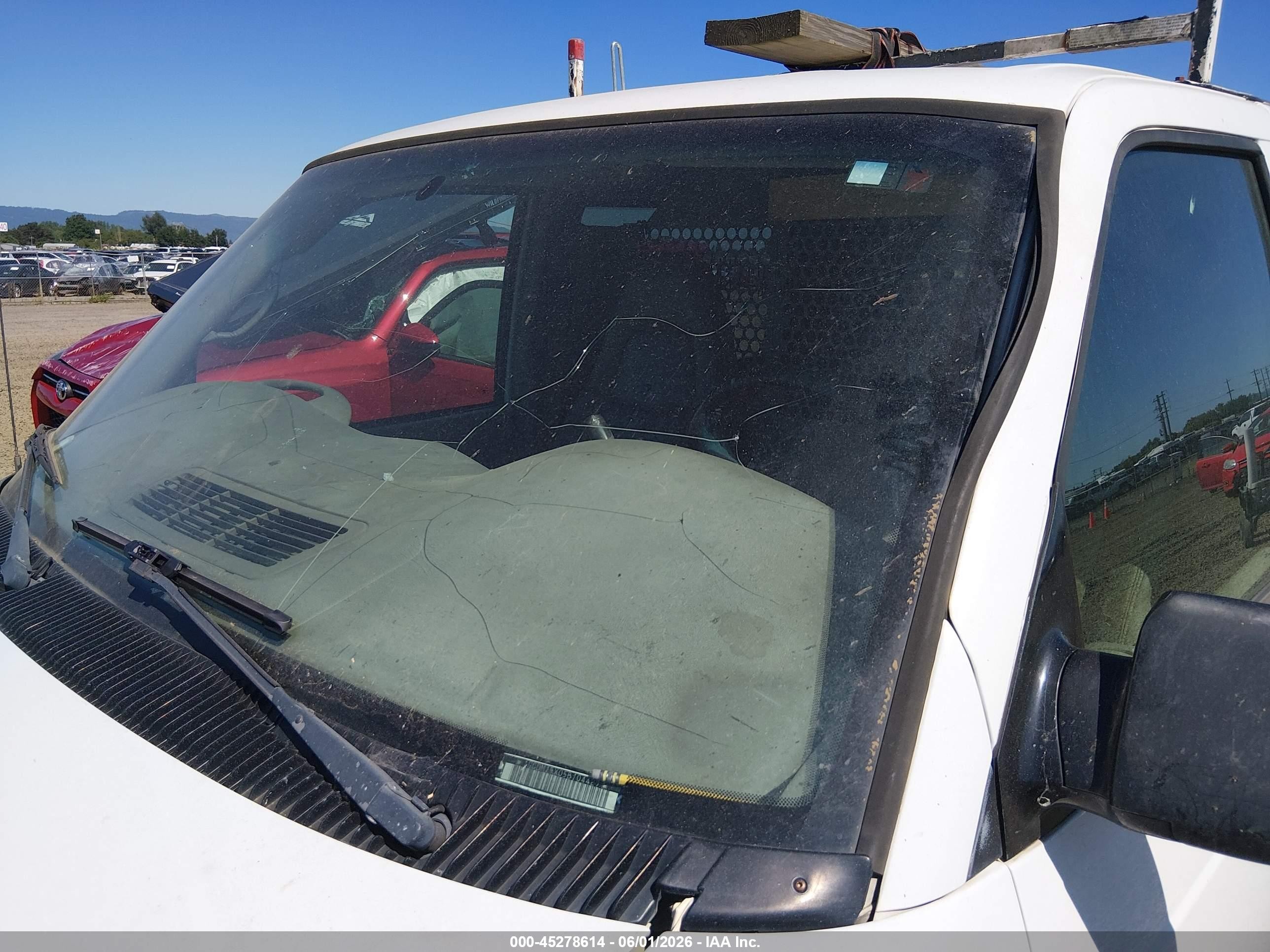 2005 Chevrolet Astro White vin: 1GCDM19X05B104429