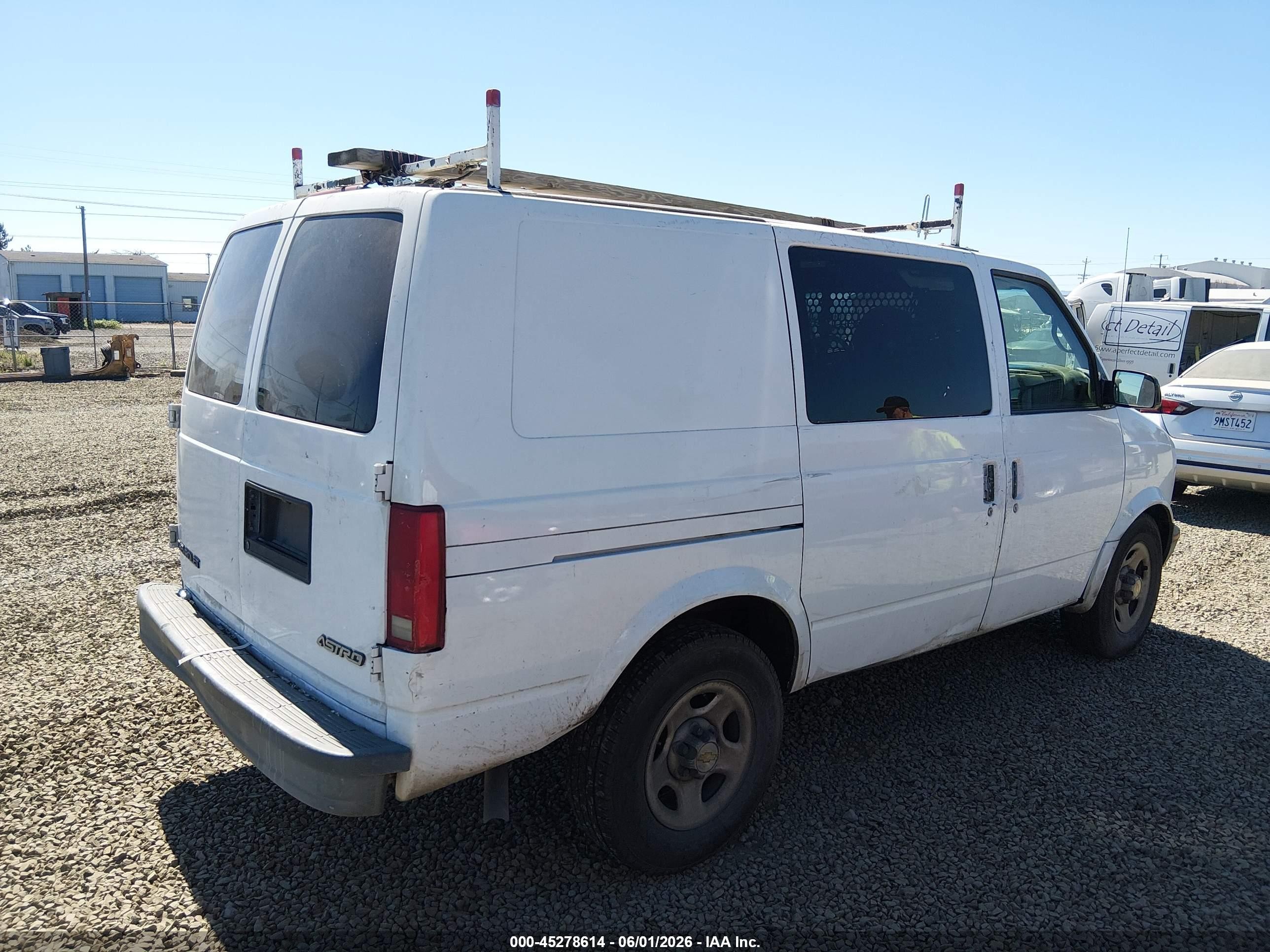 2005 Chevrolet Astro White vin: 1GCDM19X05B104429