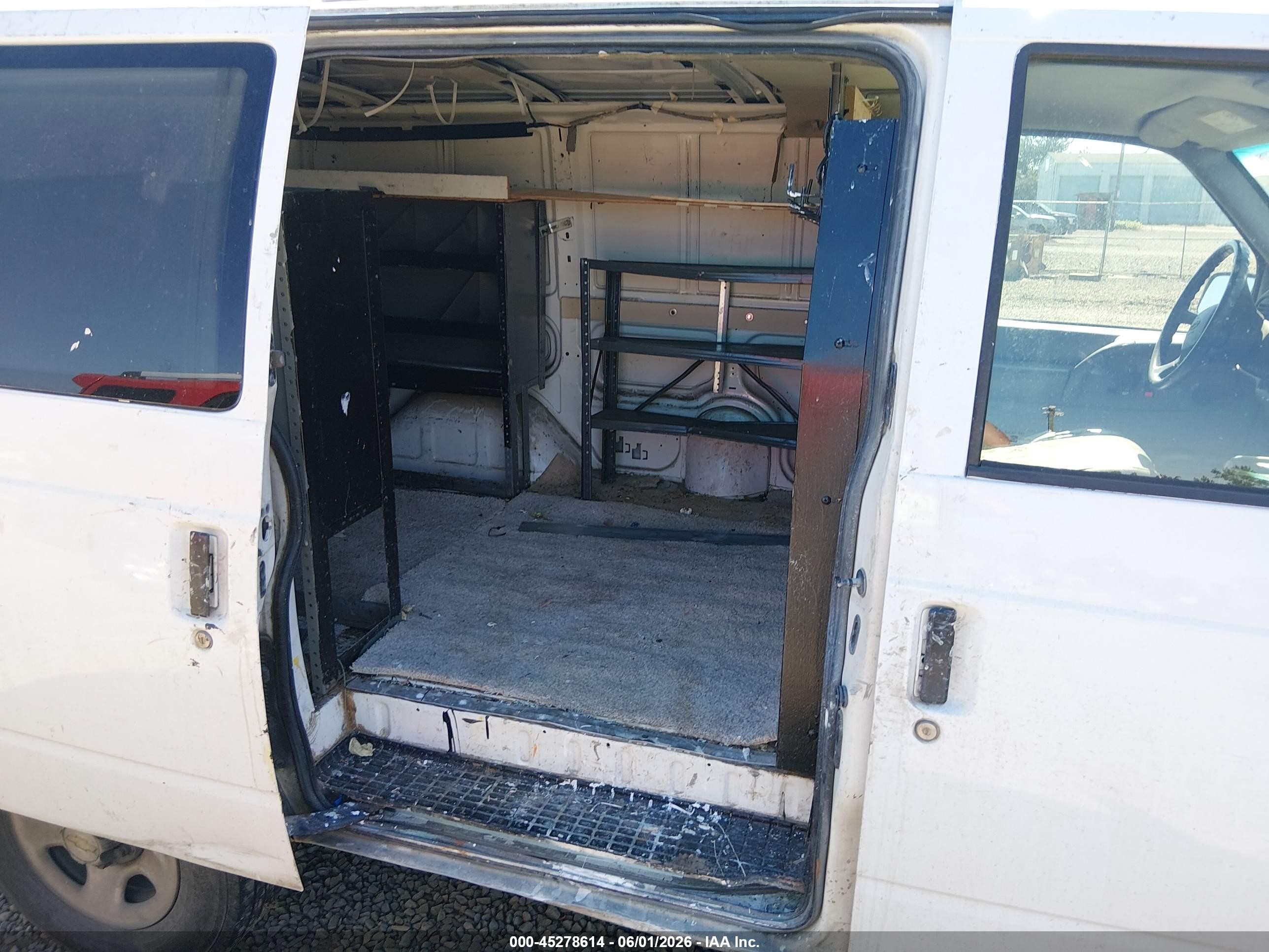 2005 Chevrolet Astro White vin: 1GCDM19X05B104429