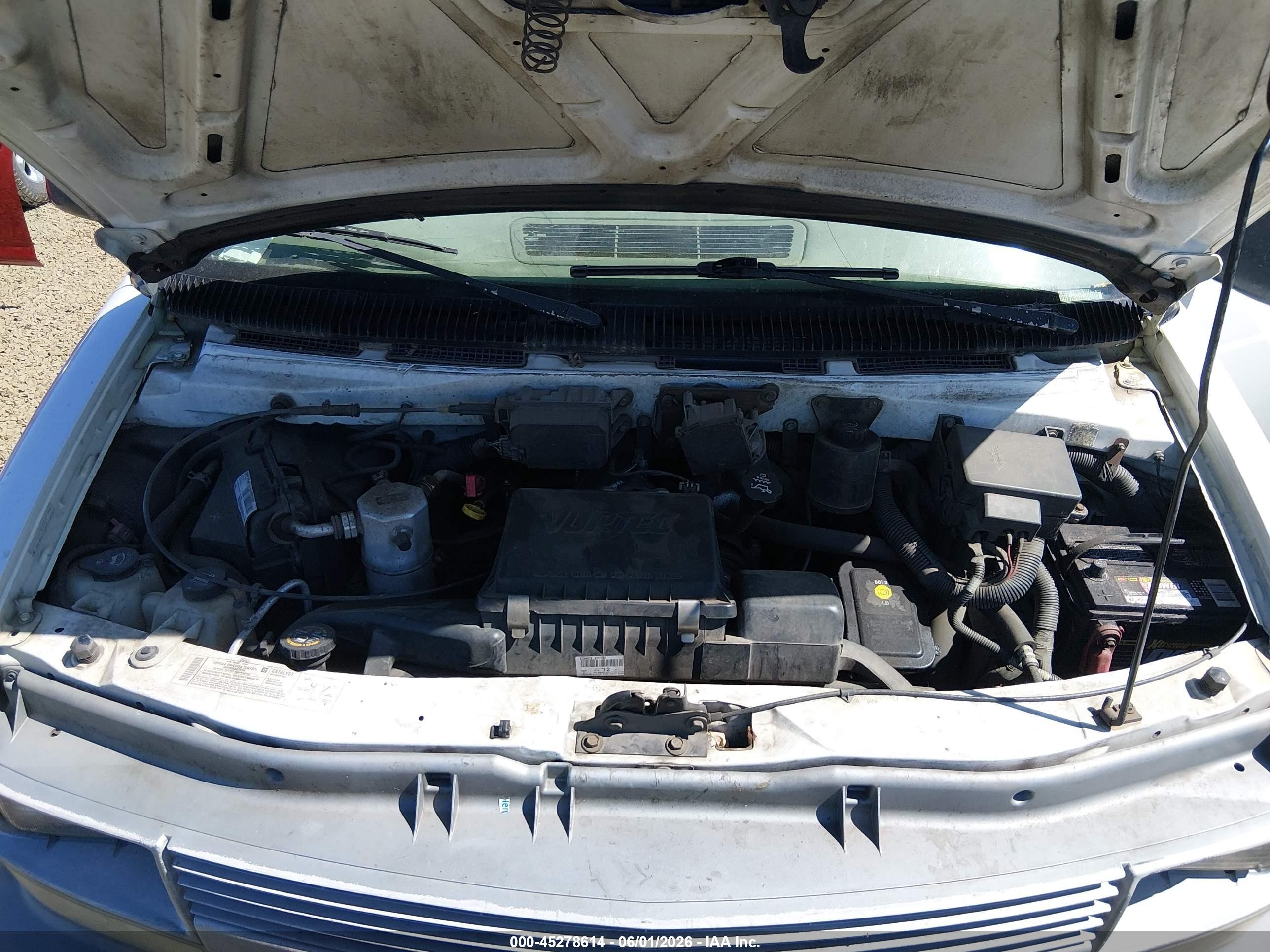 2005 Chevrolet Astro White vin: 1GCDM19X05B104429