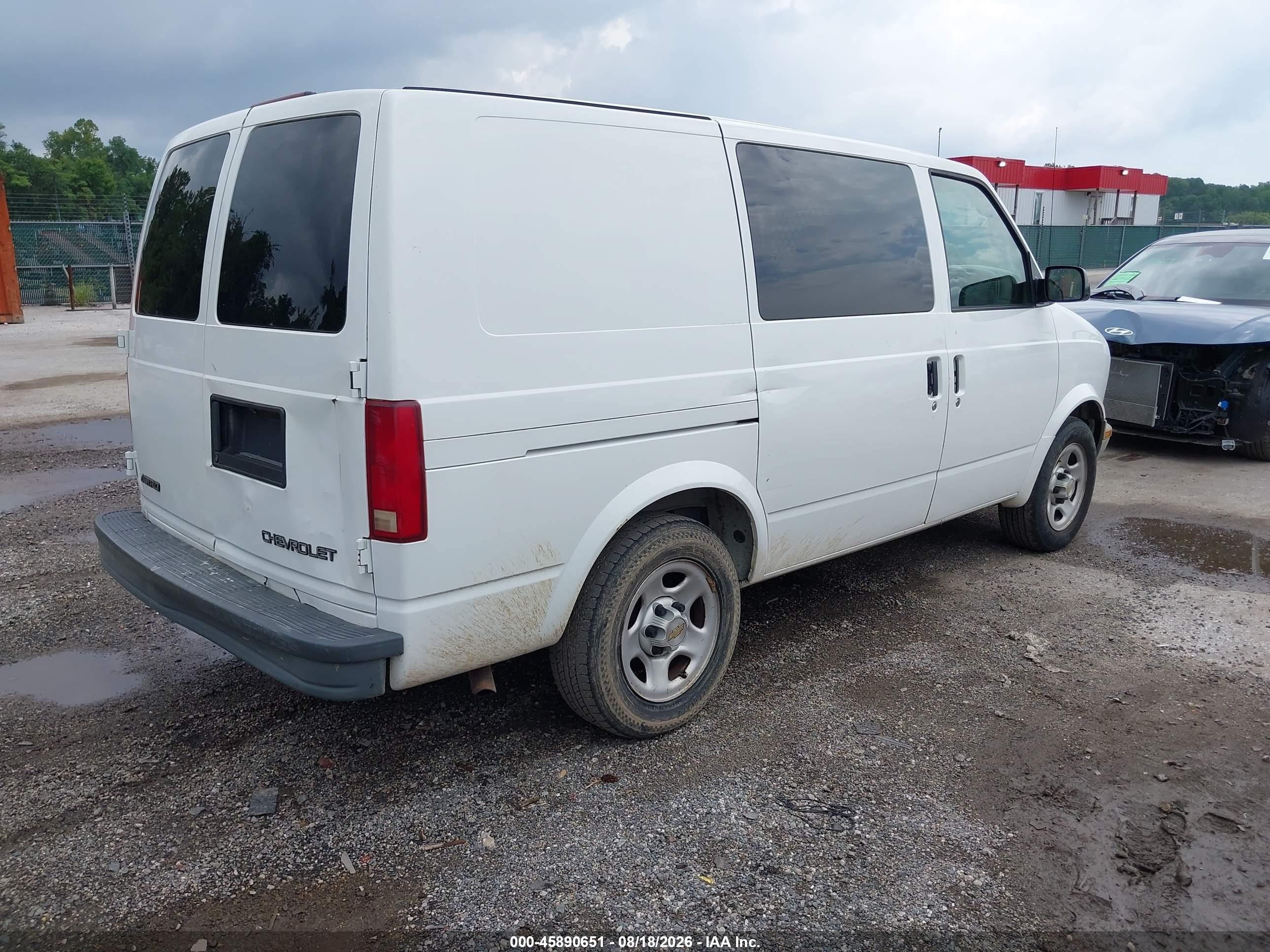 2005 Chevrolet Astro   White vin: 1GCDM19X15B109932