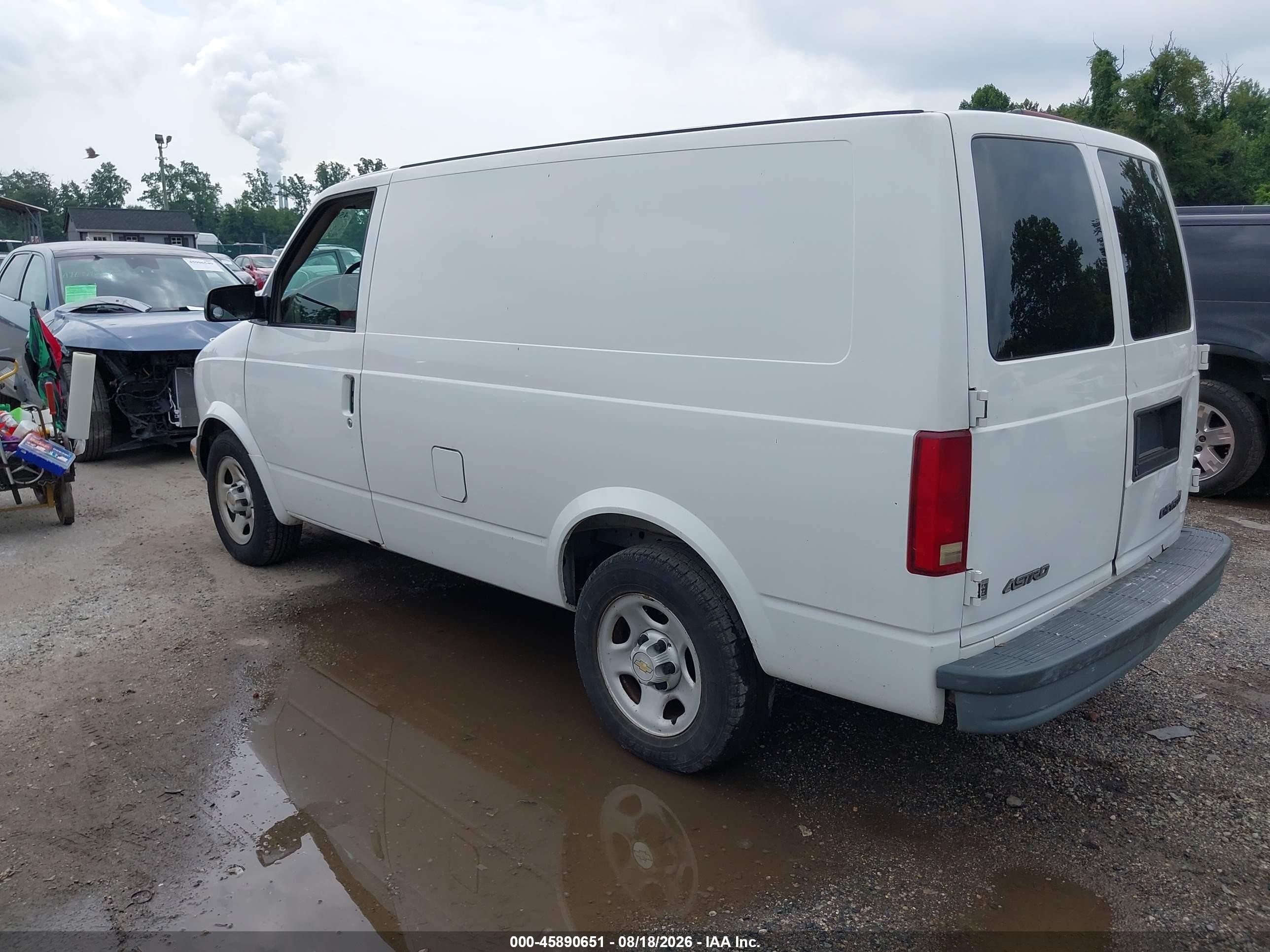 2005 Chevrolet Astro   White vin: 1GCDM19X15B109932