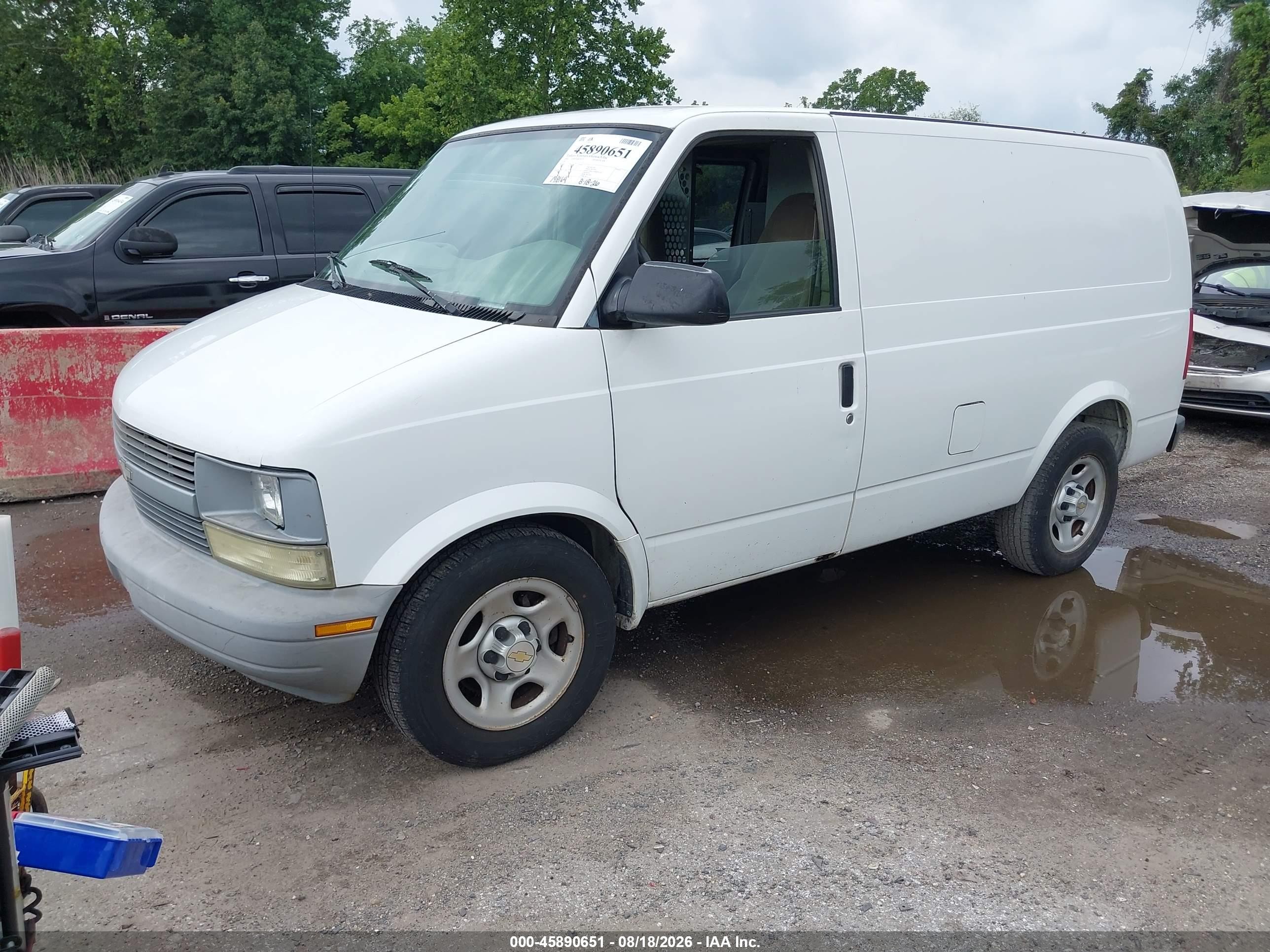 2005 Chevrolet Astro   White vin: 1GCDM19X15B109932