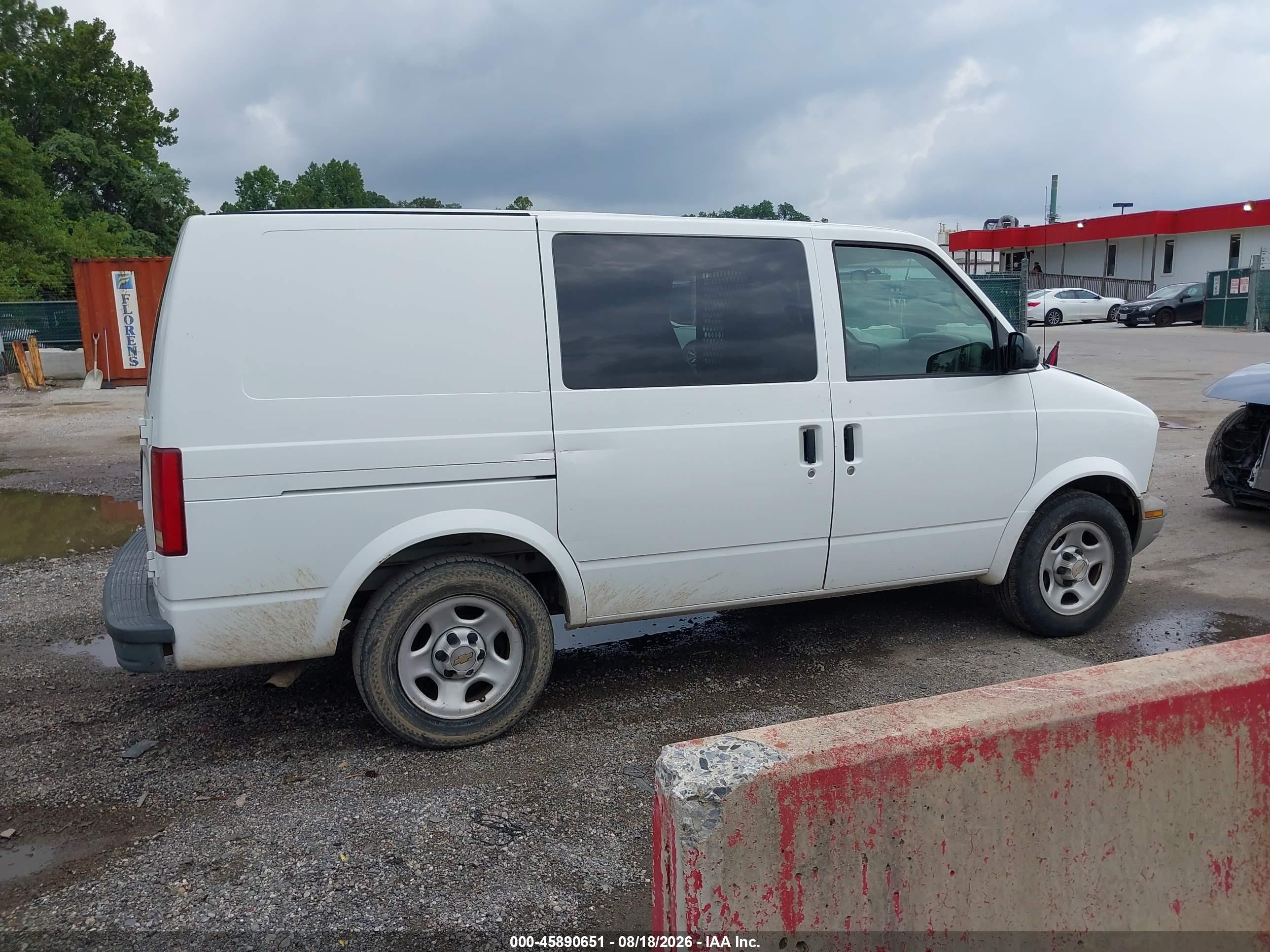2005 Chevrolet Astro   White vin: 1GCDM19X15B109932