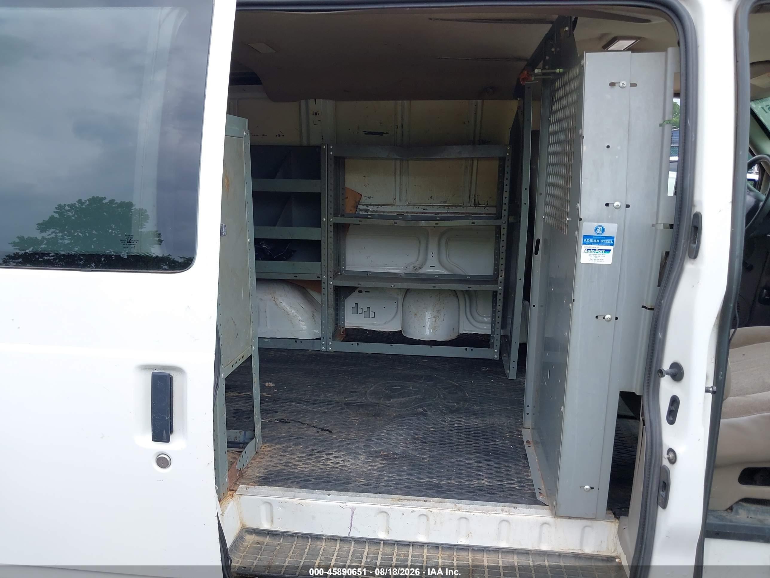 2005 Chevrolet Astro   White vin: 1GCDM19X15B109932
