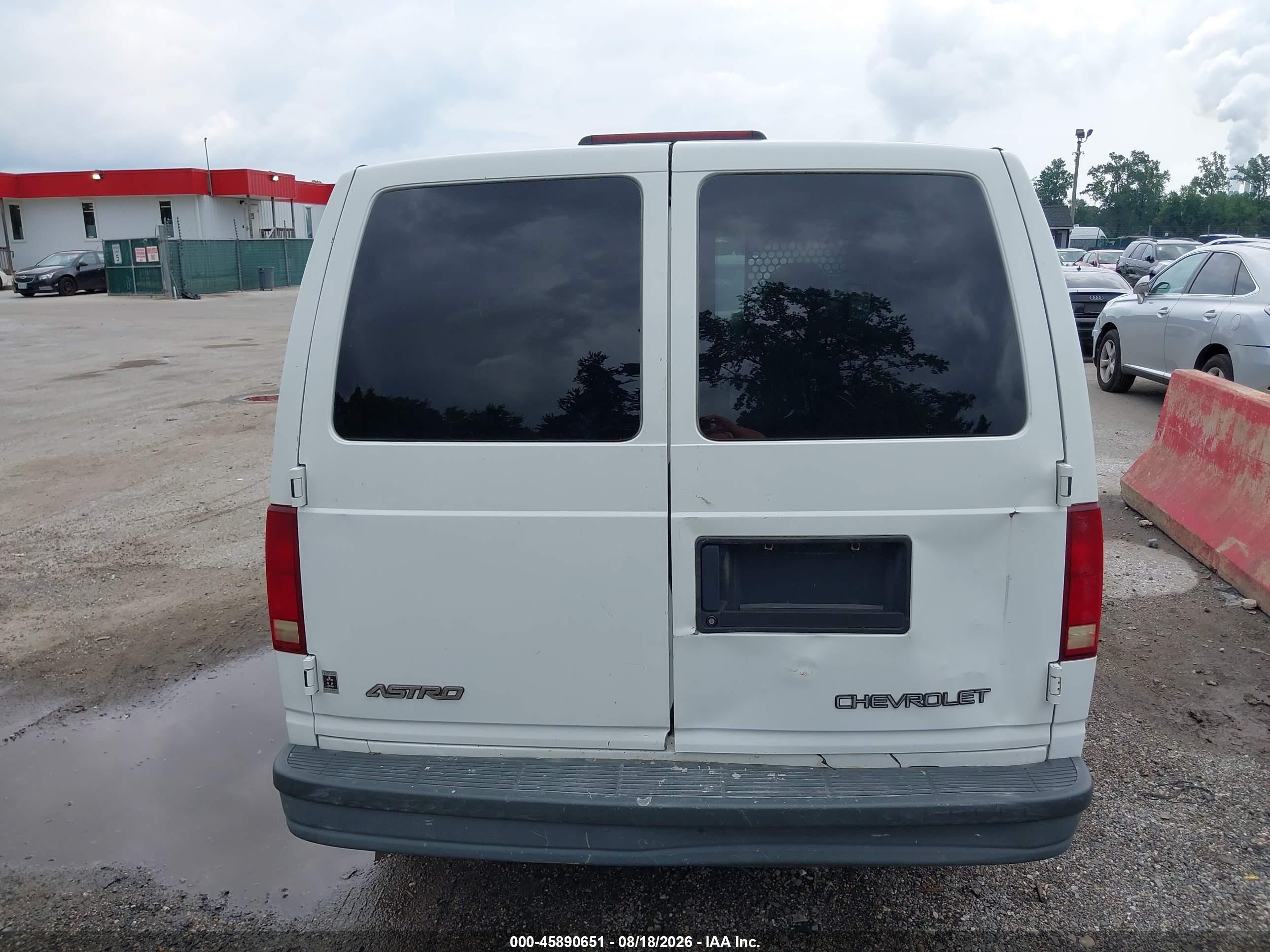 2005 Chevrolet Astro   White vin: 1GCDM19X15B109932