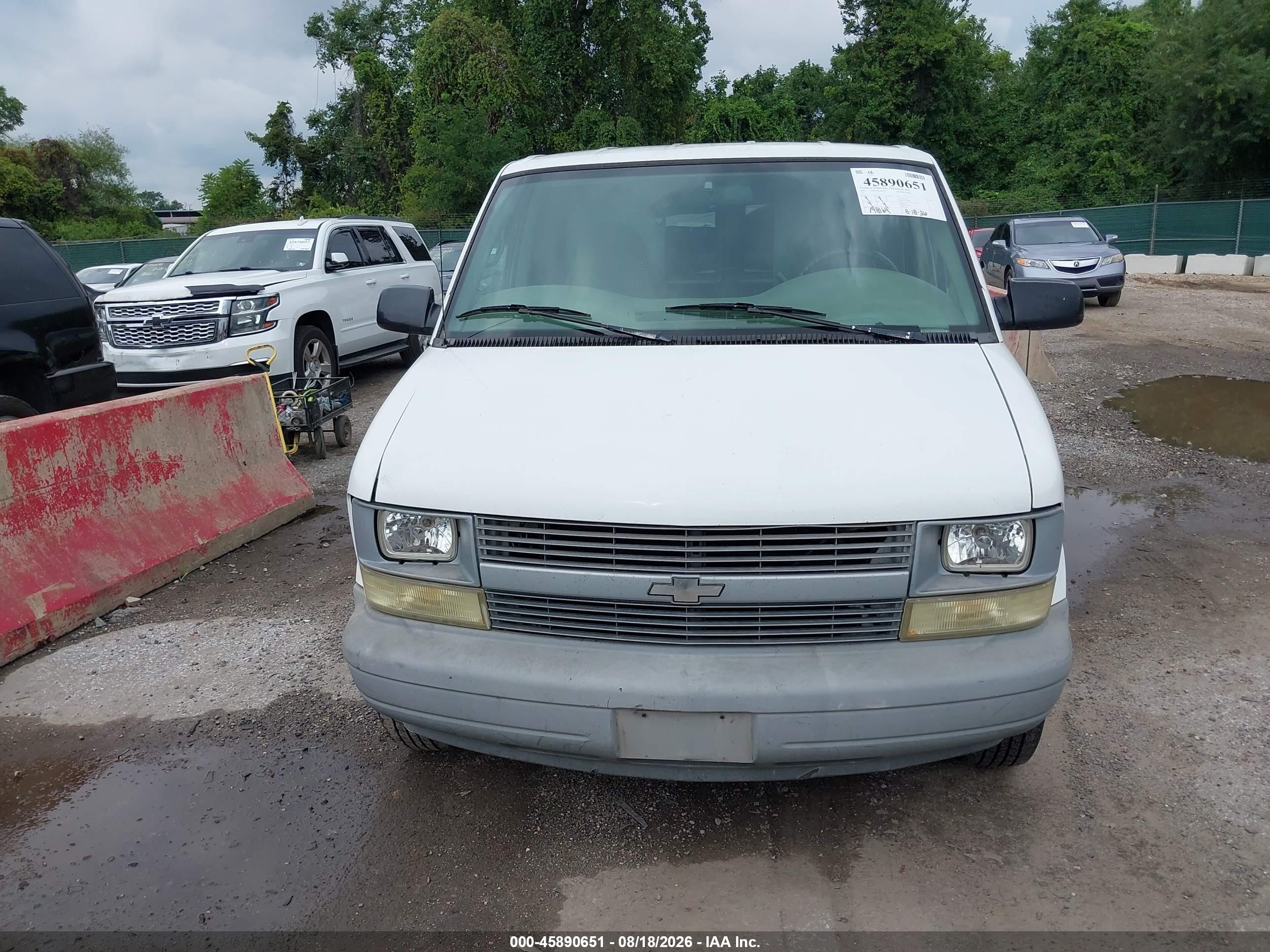 2005 Chevrolet Astro   White vin: 1GCDM19X15B109932