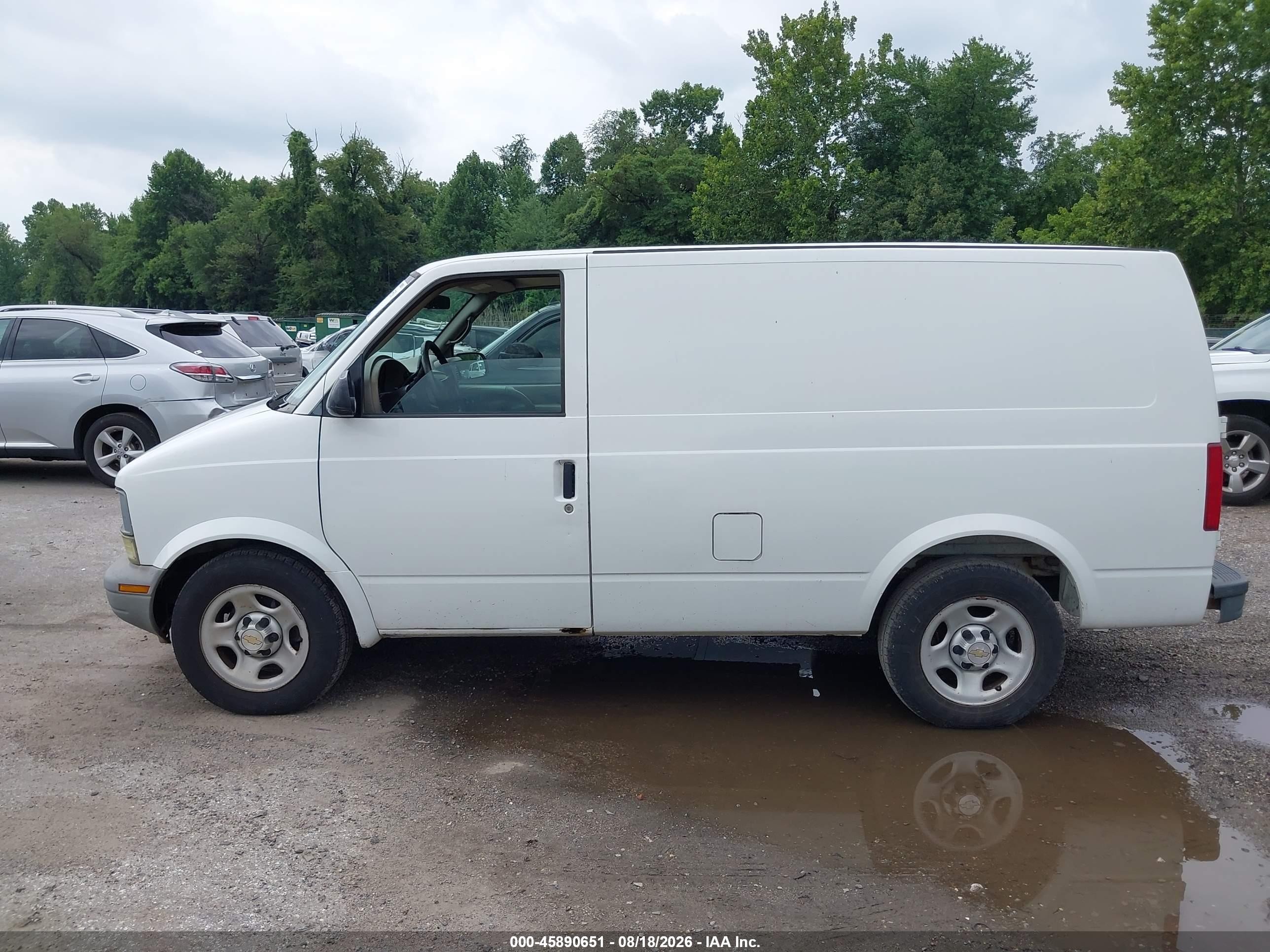 2005 Chevrolet Astro   White vin: 1GCDM19X15B109932